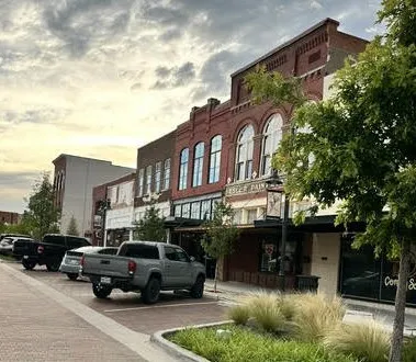 Beautiful architecture an neighbors on Main!