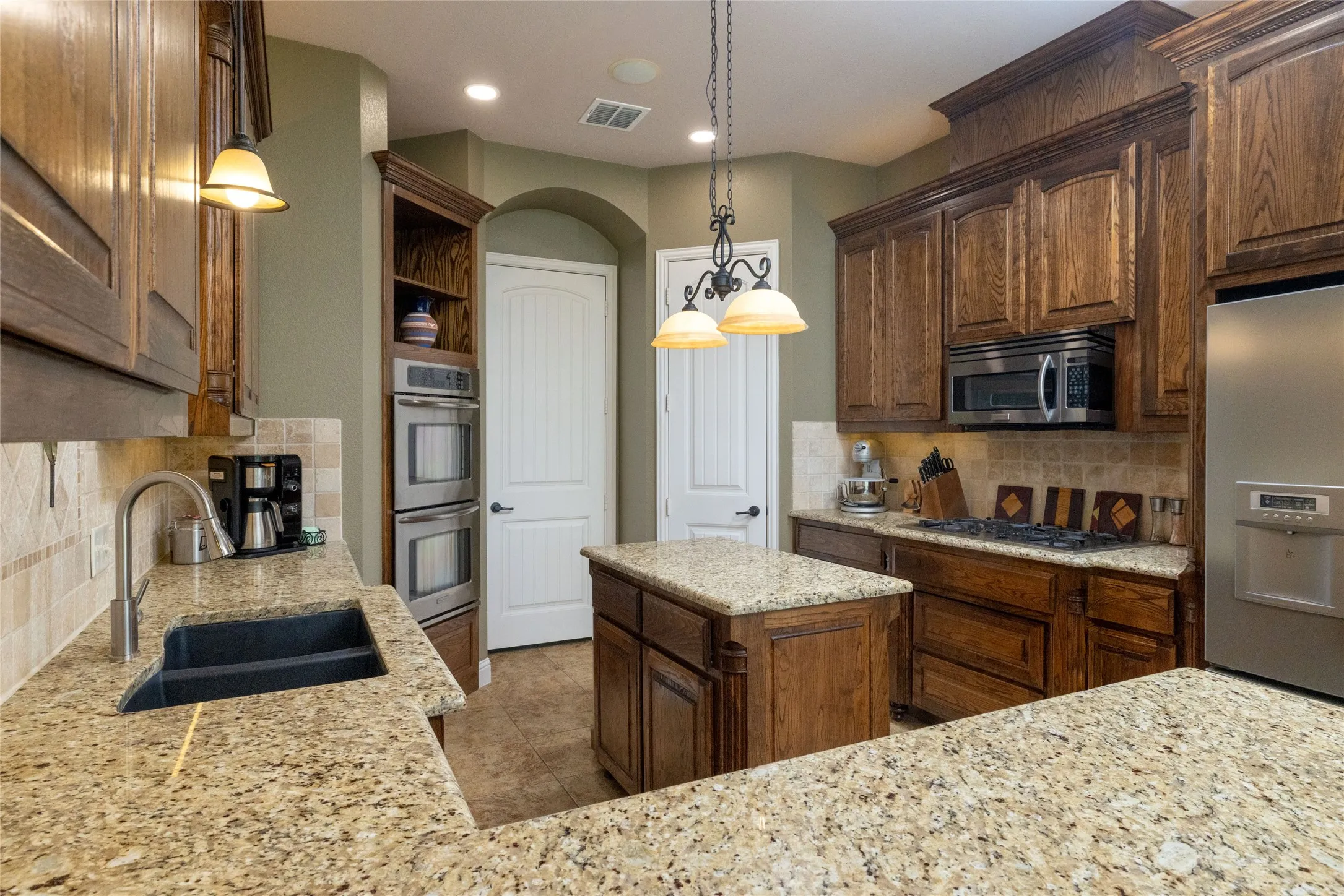 Single Family Residence For Sale in Tarrant County , 11082 Sarah Lane, Fort Worth, Texas 76179, 4 Bedroom, 3 Bathroom, 3 Garage spaces, 2,398 Sqft, built in 2006, mls#21347459, Real Estate Agent in Fort Worth, Homes For Sale in Tarrant county, Homes For Sale in Fort Worth, Realtor in Fort Worth Texas, Real Estate Brokerage Independent Realty Texas, Luminita Cordes Realtor