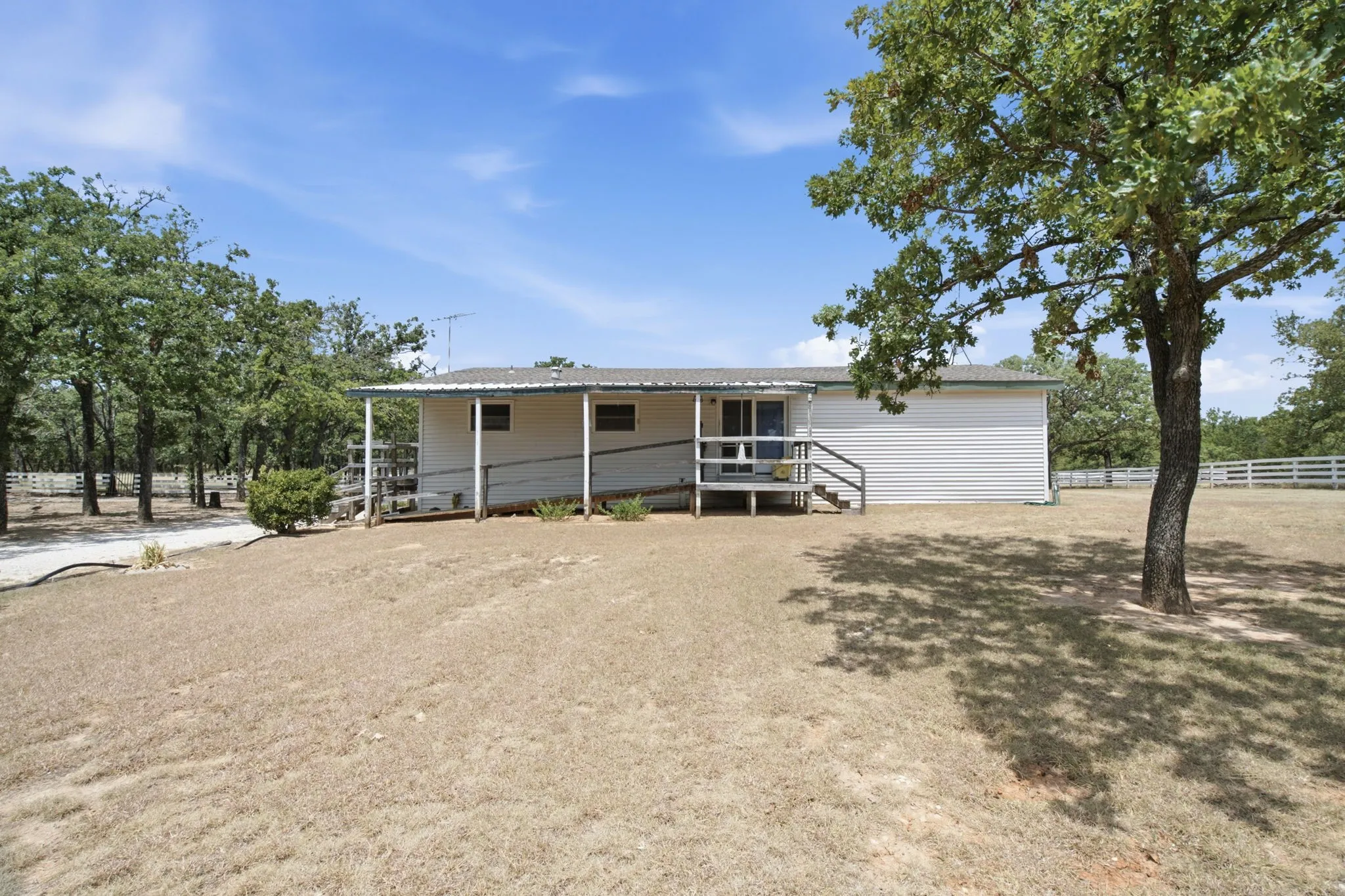 Manufactured Home For Sale in Wise County , 803 Spring Valley Road, Paradise, Texas 76073, 3 Bedroom, 2 Bathroom, Garage spaces, 1,456 Sqft, built in 1986, mls#21347541, Real Estate Agent in Paradise, Homes For Sale in Wise county, Homes For Sale in Paradise, Realtor in Paradise Texas, Real Estate Brokerage Independent Realty Texas, Luminita Cordes Realtor