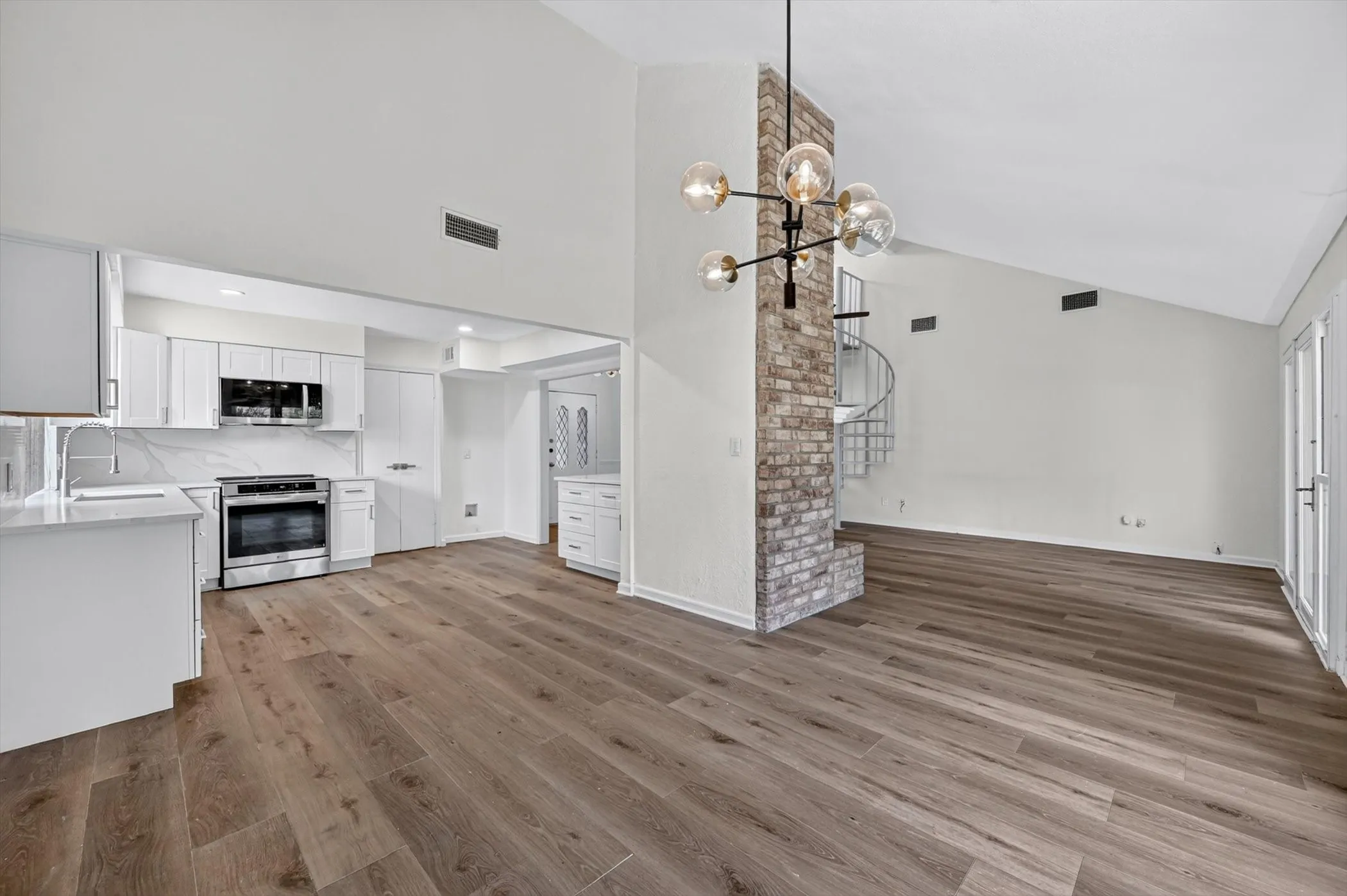 Single Family Residence For Rent in Tarrant County , 4610 Bellefontaine Court, Arlington, Texas 76017, 4 Bedroom, 2 Bathroom, 2 Garage spaces, 2,233 Sqft, built in 1979, mls#21345586, Real Estate Agent in Arlington, Homes For Rent in Tarrant county, Homes For Rent in Arlington, Realtor in Arlington Texas, Real Estate Brokerage Independent Realty Texas, Luminita Cordes Realtor