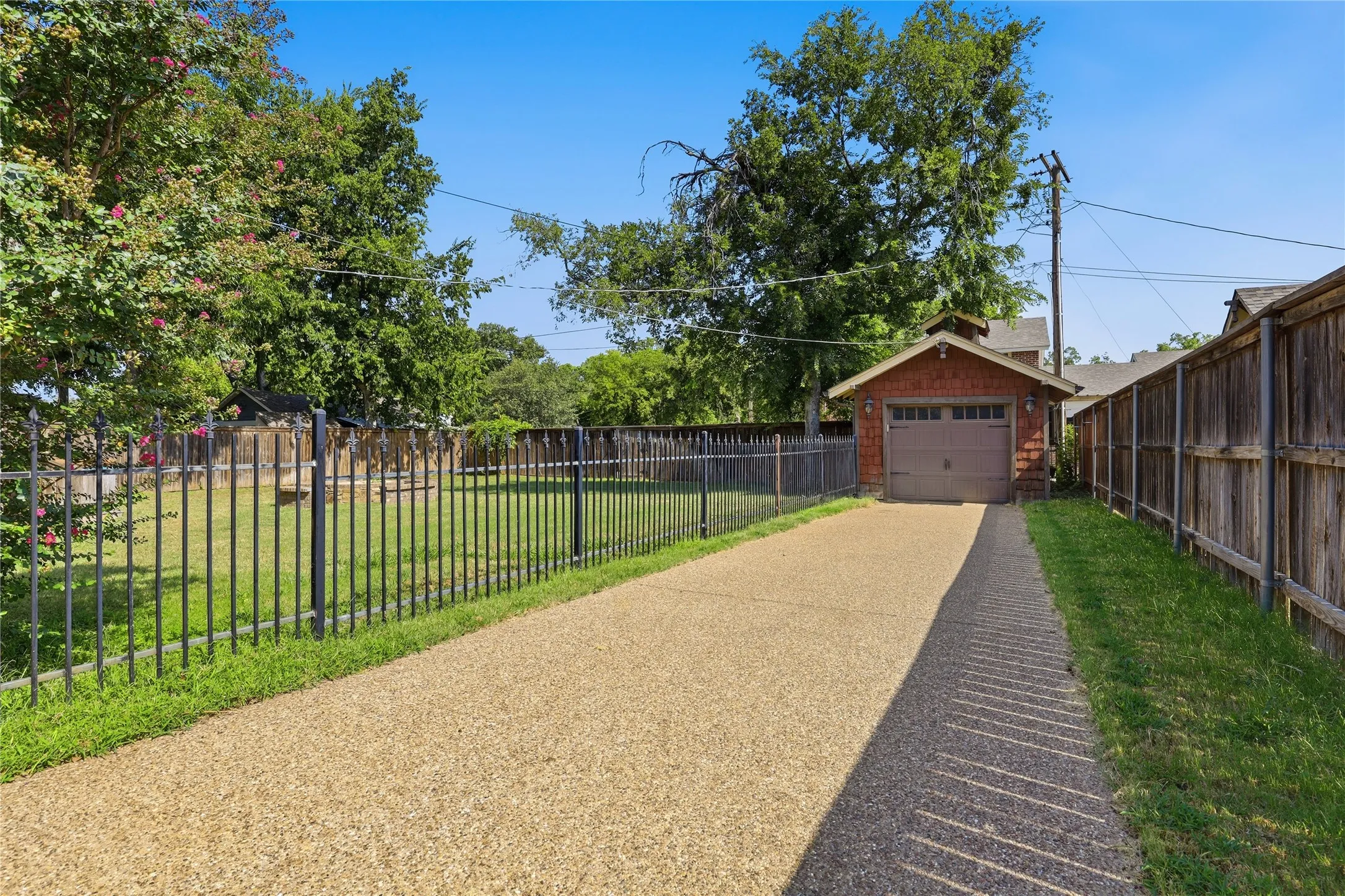 Single Family Residence For Sale in Young County , 815 Brazos Street, Graham, Texas 76450, 2 Bedroom, 2 Bathroom, 1 Garage spaces, 1,092 Sqft, built in 1960, mls#21346931, Real Estate Agent in Graham, Homes For Sale in Young county, Homes For Sale in Graham, Realtor in Graham Texas, Real Estate Brokerage Independent Realty Texas, Luminita Cordes Realtor