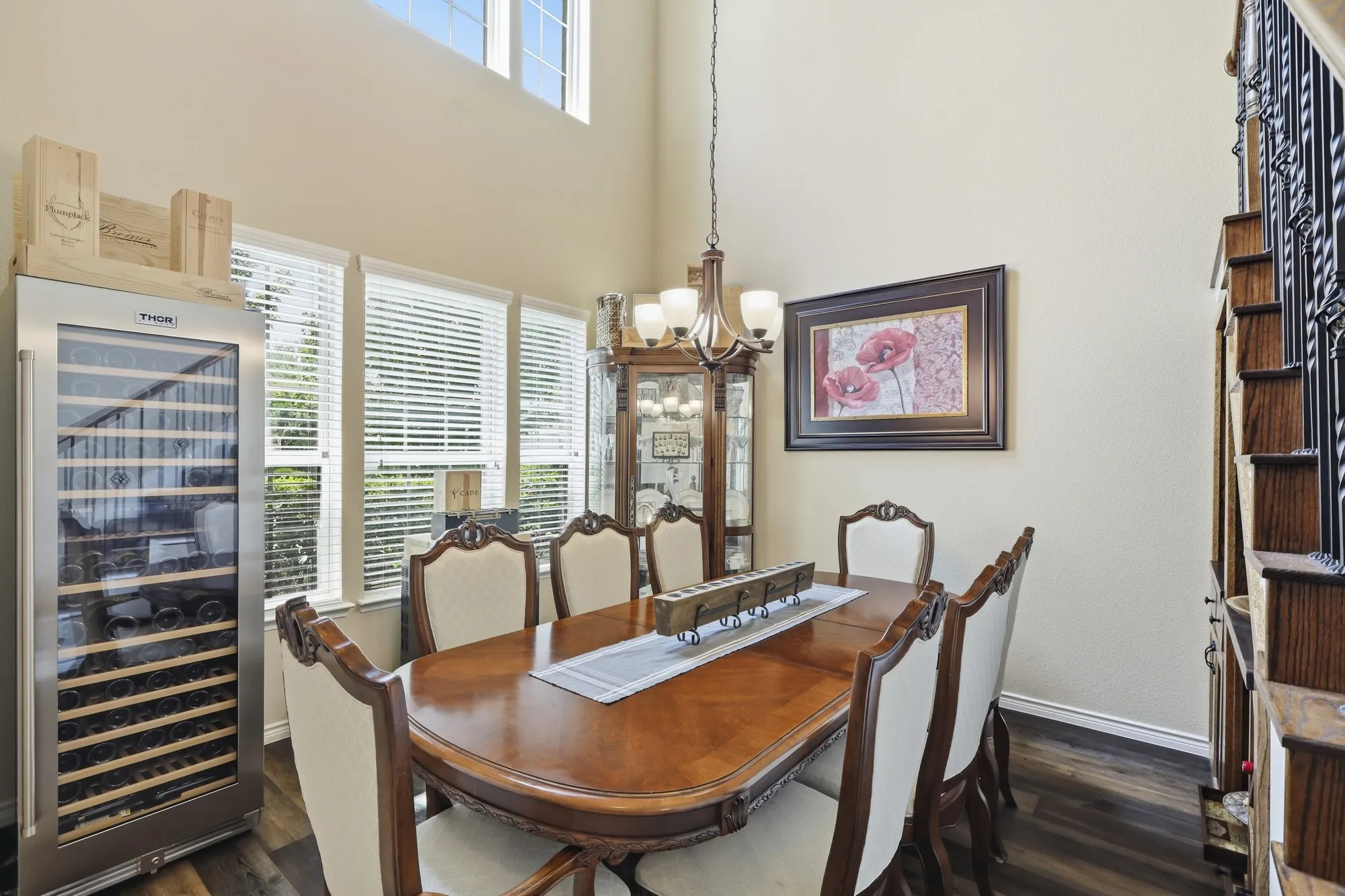 Wondeful formal dining with high ceiling and natural lighting!