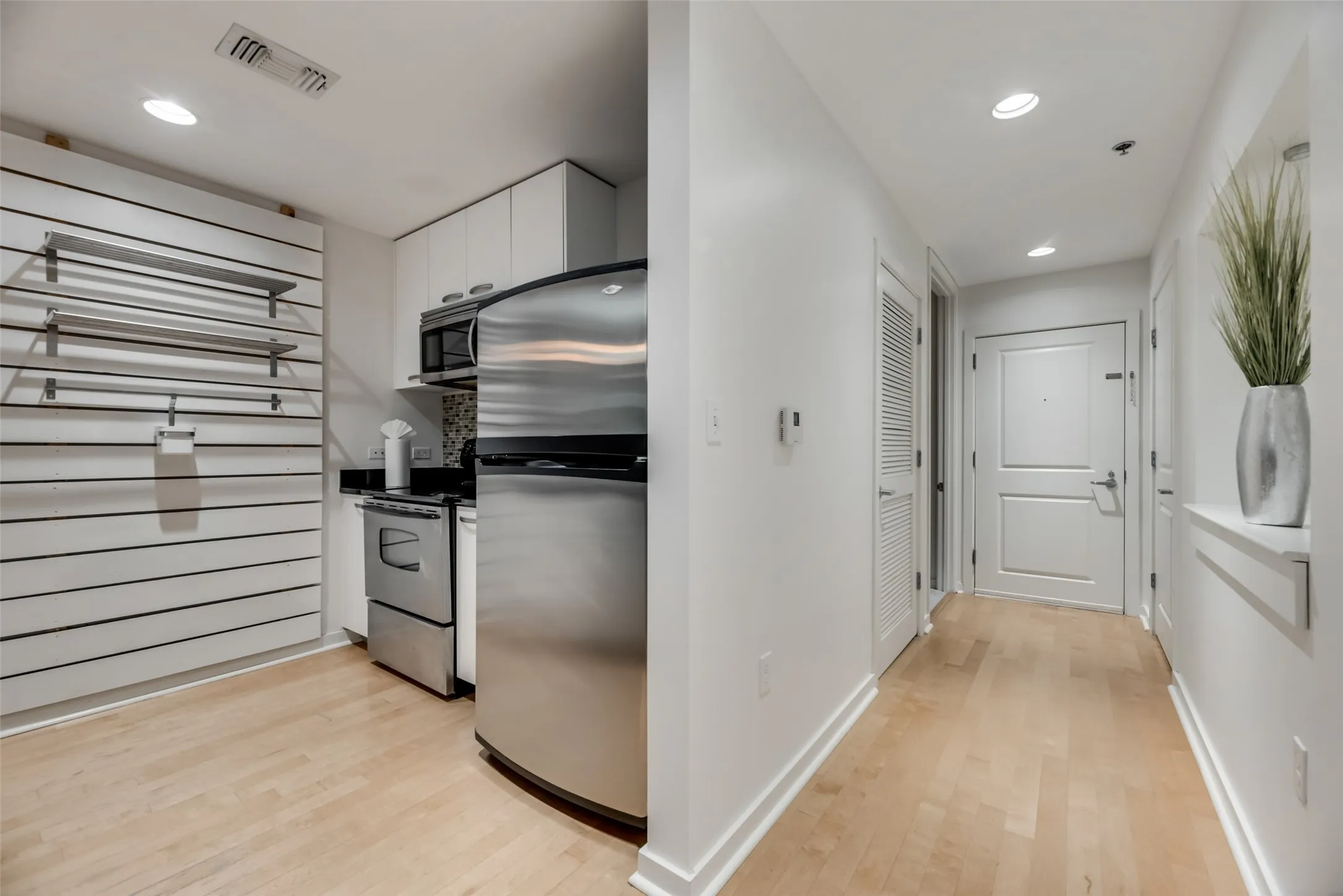 Condominium For Rent in Dallas County , 1200 Main Street 1007, Dallas, Texas 75202, 1 Bedroom, 1 Bathroom, 1 Garage spaces, 880 Sqft, built in 1974, mls#21339123, Real Estate Agent in Dallas, Homes For Rent in Dallas county, Homes For Rent in Dallas, Realtor in Dallas Texas, Real Estate Brokerage Independent Realty Texas, Luminita Cordes Realtor