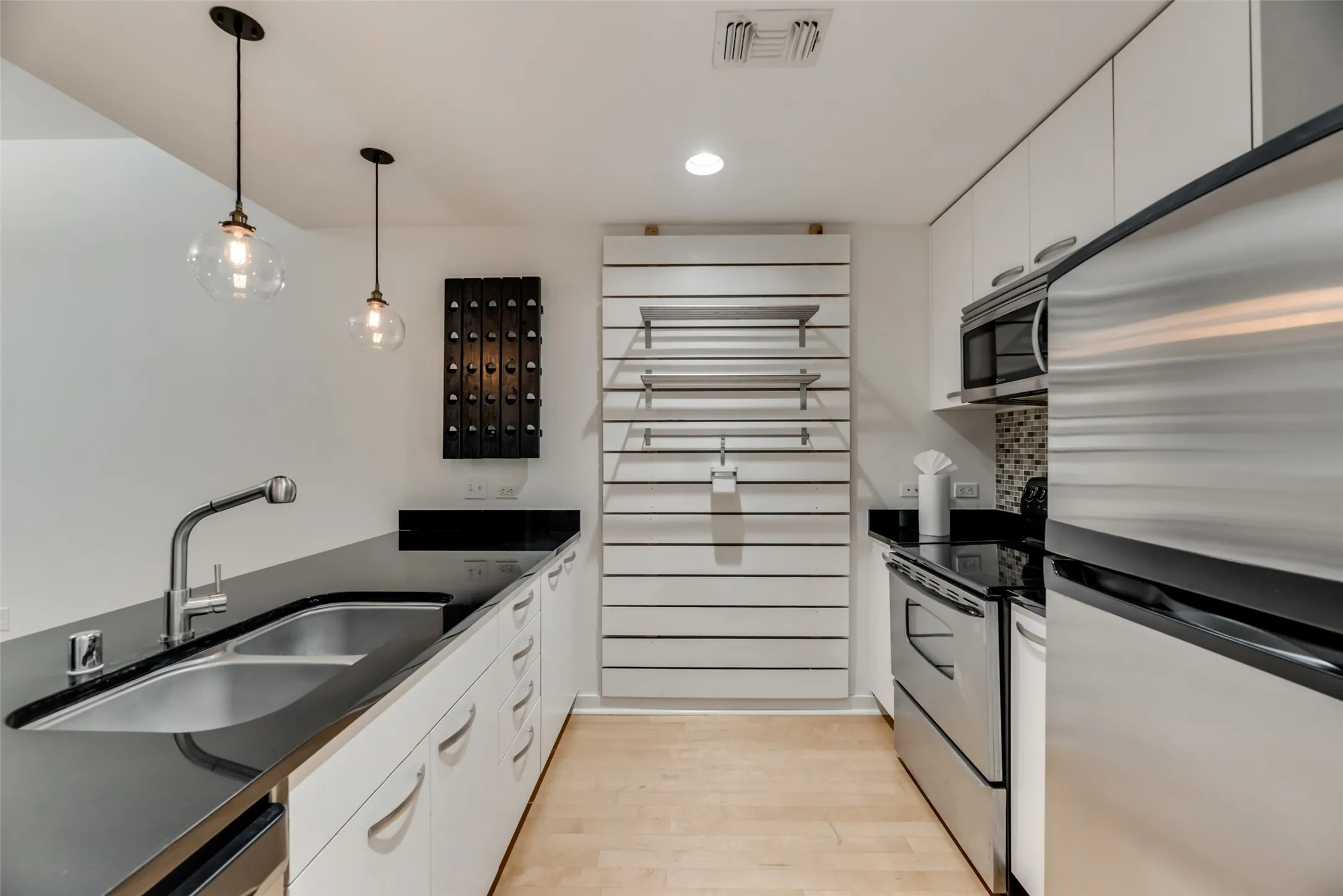 Condominium For Rent in Dallas County , 1200 Main Street 1007, Dallas, Texas 75202, 1 Bedroom, 1 Bathroom, 1 Garage spaces, 880 Sqft, built in 1974, mls#21339123, Real Estate Agent in Dallas, Homes For Rent in Dallas county, Homes For Rent in Dallas, Realtor in Dallas Texas, Real Estate Brokerage Independent Realty Texas, Luminita Cordes Realtor
