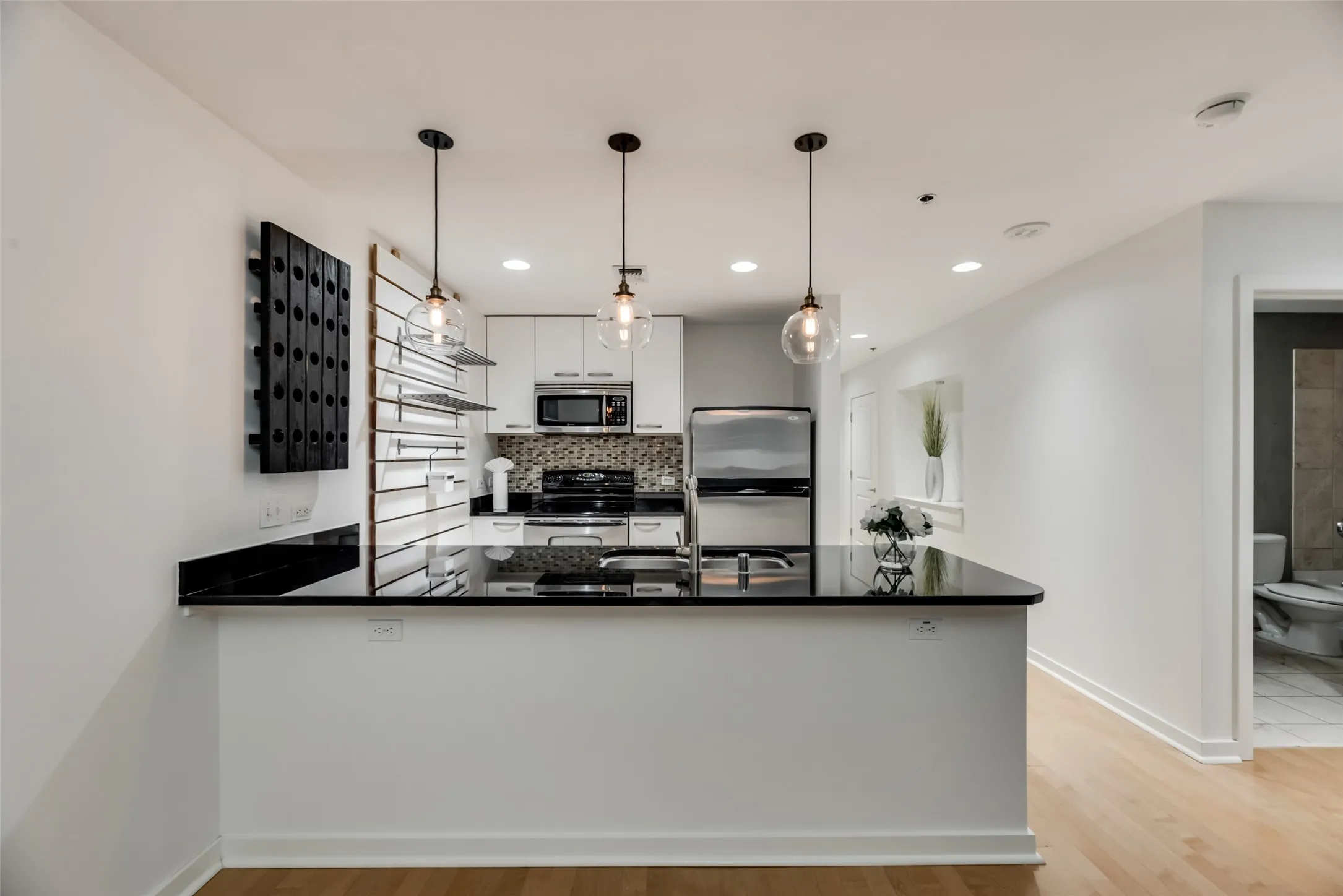 Condominium For Rent in Dallas County , 1200 Main Street 1007, Dallas, Texas 75202, 1 Bedroom, 1 Bathroom, 1 Garage spaces, 880 Sqft, built in 1974, mls#21339123, Real Estate Agent in Dallas, Homes For Rent in Dallas county, Homes For Rent in Dallas, Realtor in Dallas Texas, Real Estate Brokerage Independent Realty Texas, Luminita Cordes Realtor
