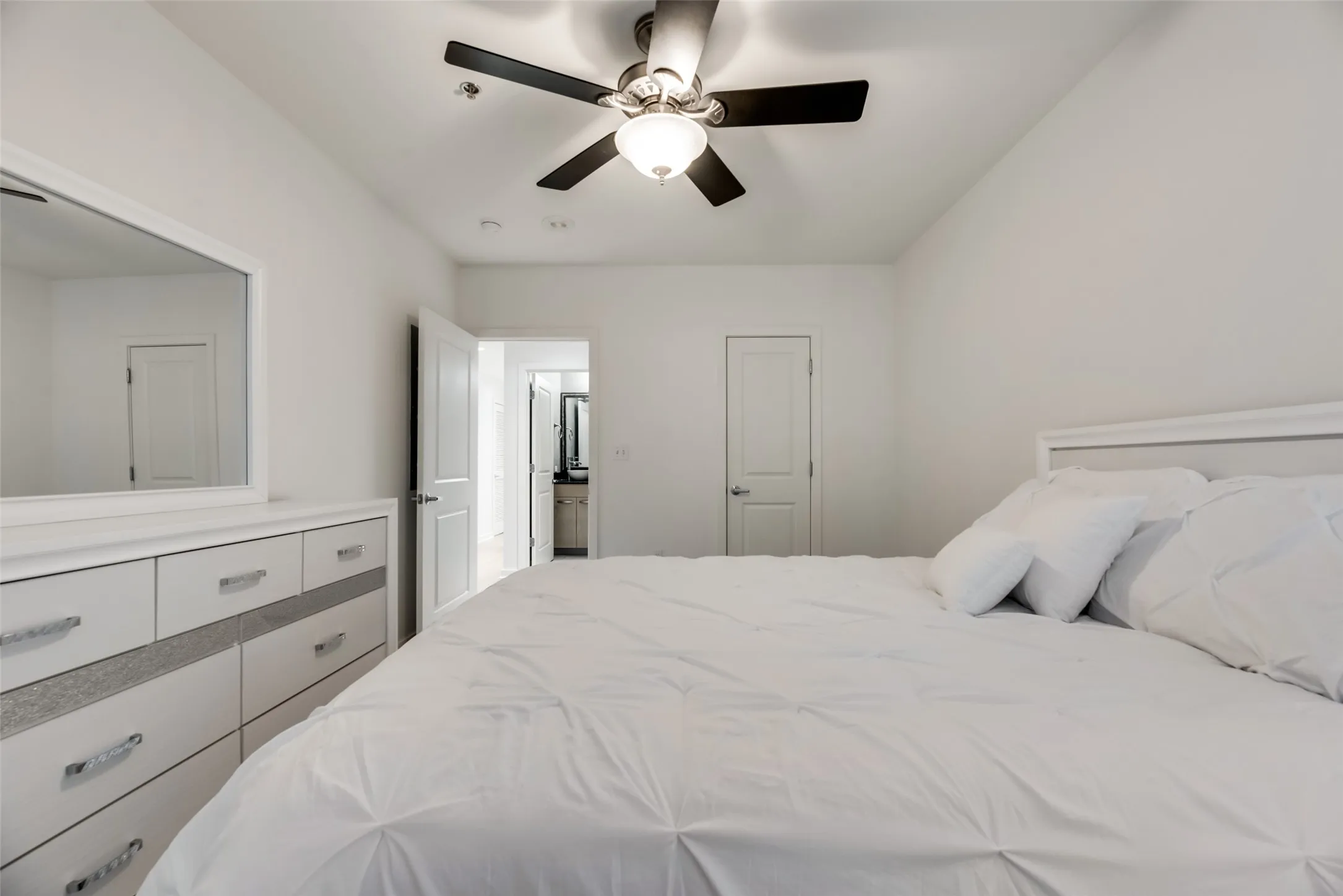 Condominium For Rent in Dallas County , 1200 Main Street 1007, Dallas, Texas 75202, 1 Bedroom, 1 Bathroom, 1 Garage spaces, 880 Sqft, built in 1974, mls#21339123, Real Estate Agent in Dallas, Homes For Rent in Dallas county, Homes For Rent in Dallas, Realtor in Dallas Texas, Real Estate Brokerage Independent Realty Texas, Luminita Cordes Realtor