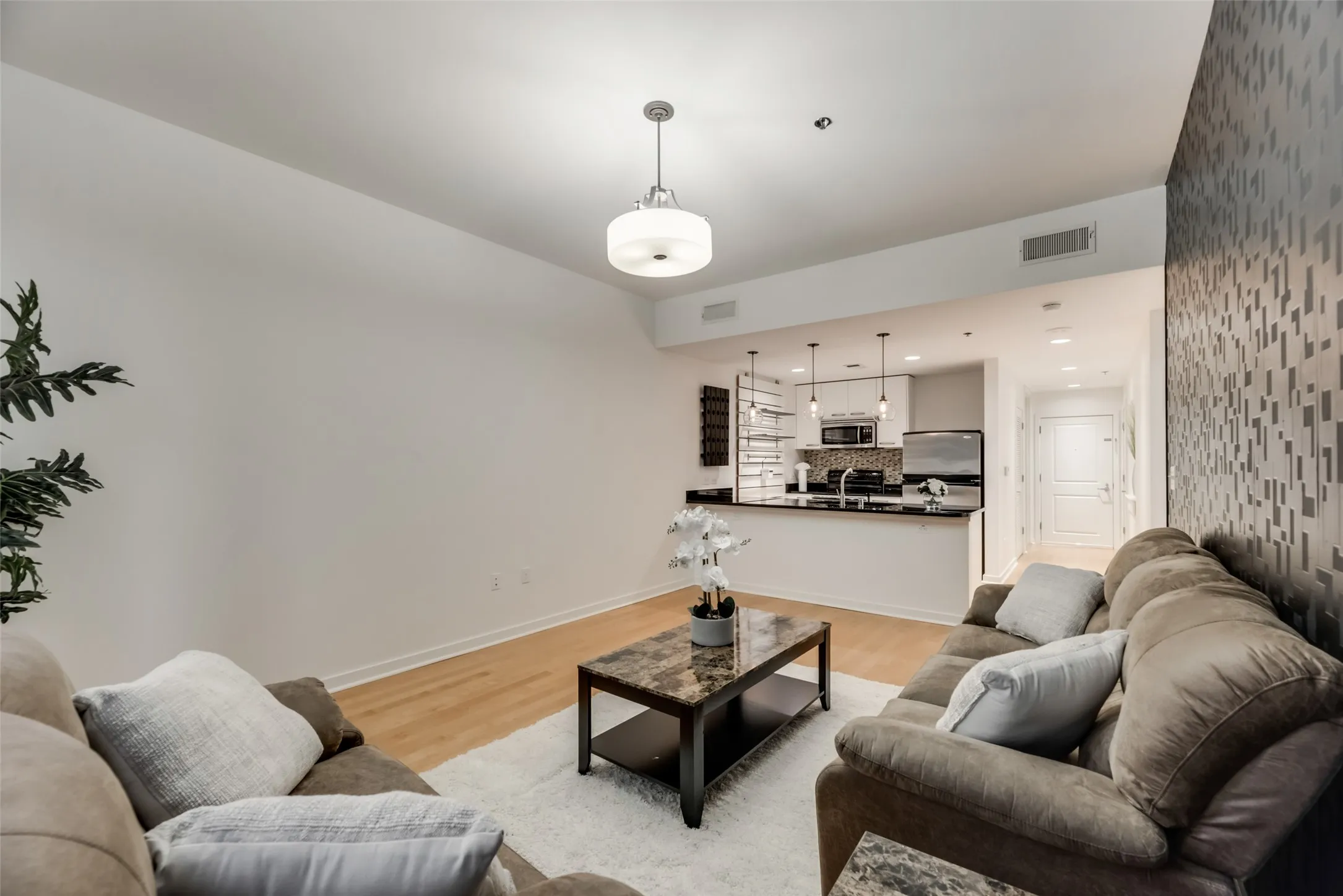 Condominium For Rent in Dallas County , 1200 Main Street 1007, Dallas, Texas 75202, 1 Bedroom, 1 Bathroom, 1 Garage spaces, 880 Sqft, built in 1974, mls#21339123, Real Estate Agent in Dallas, Homes For Rent in Dallas county, Homes For Rent in Dallas, Realtor in Dallas Texas, Real Estate Brokerage Independent Realty Texas, Luminita Cordes Realtor