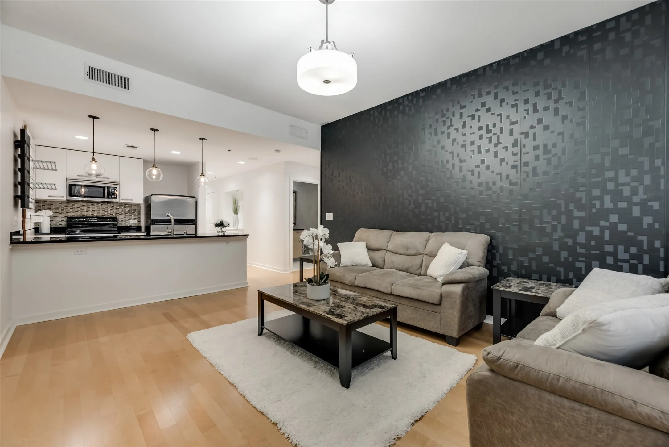 Condominium For Rent in Dallas County , 1200 Main Street 1007, Dallas, Texas 75202, 1 Bedroom, 1 Bathroom, 1 Garage spaces, 880 Sqft, built in 1974, mls#21339123, Real Estate Agent in Dallas, Homes For Rent in Dallas county, Homes For Rent in Dallas, Realtor in Dallas Texas, Real Estate Brokerage Independent Realty Texas, Luminita Cordes Realtor