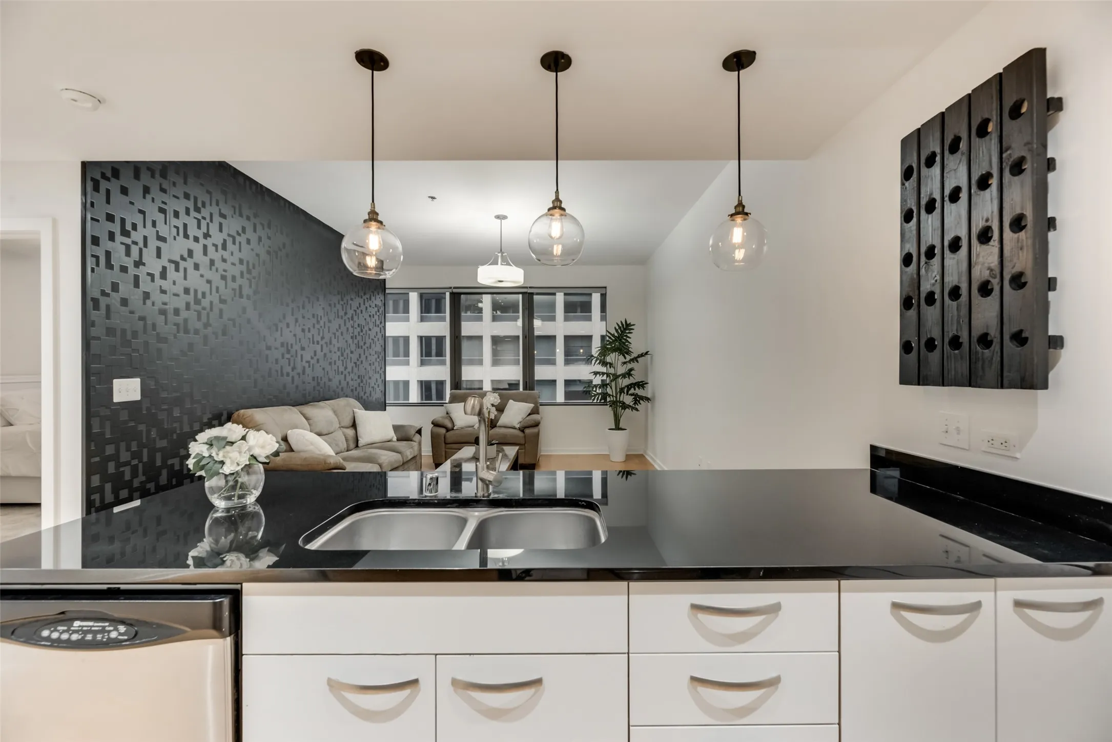 Condominium For Rent in Dallas County , 1200 Main Street 1007, Dallas, Texas 75202, 1 Bedroom, 1 Bathroom, 1 Garage spaces, 880 Sqft, built in 1974, mls#21339123, Real Estate Agent in Dallas, Homes For Rent in Dallas county, Homes For Rent in Dallas, Realtor in Dallas Texas, Real Estate Brokerage Independent Realty Texas, Luminita Cordes Realtor