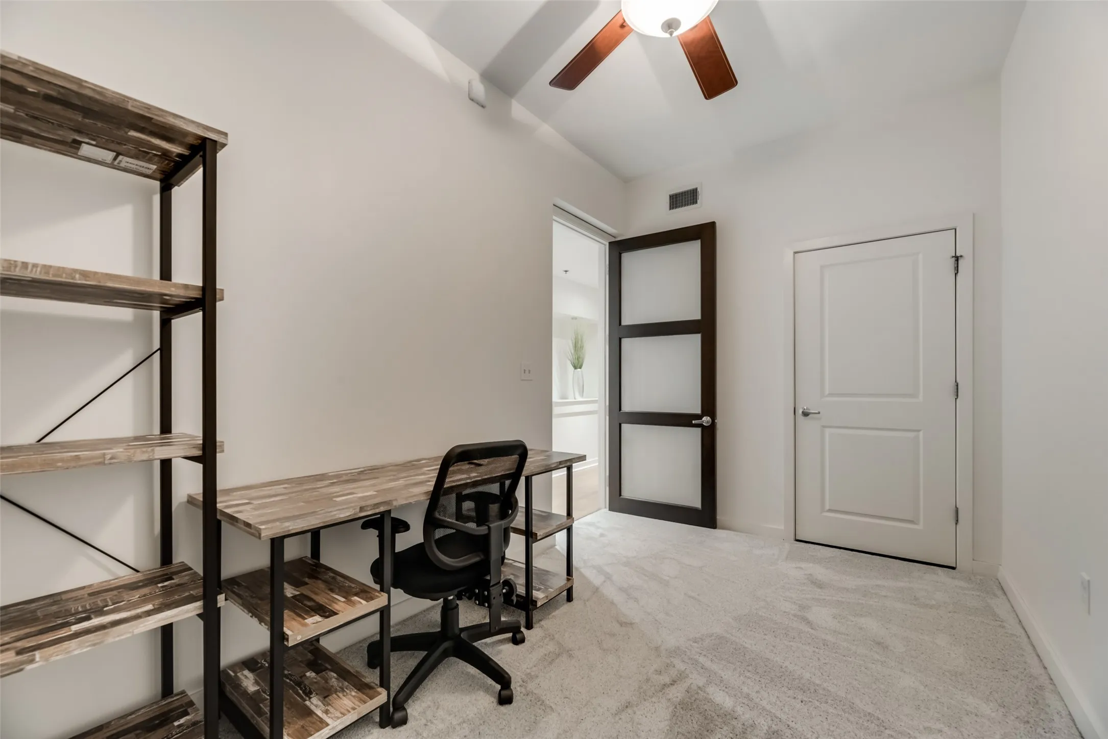Condominium For Rent in Dallas County , 1200 Main Street 1007, Dallas, Texas 75202, 1 Bedroom, 1 Bathroom, 1 Garage spaces, 880 Sqft, built in 1974, mls#21339123, Real Estate Agent in Dallas, Homes For Rent in Dallas county, Homes For Rent in Dallas, Realtor in Dallas Texas, Real Estate Brokerage Independent Realty Texas, Luminita Cordes Realtor
