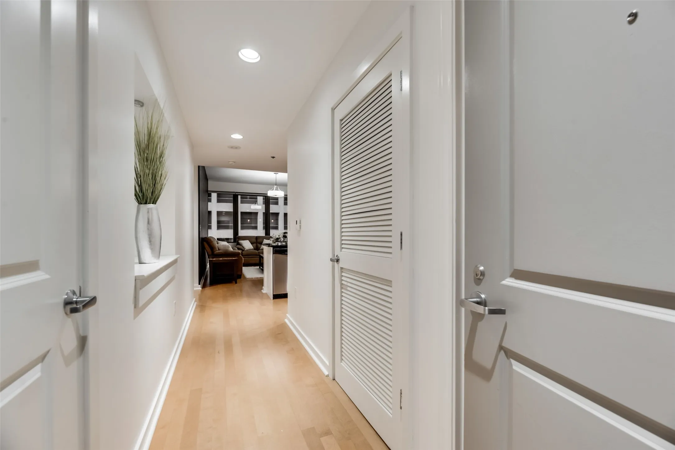 Condominium For Rent in Dallas County , 1200 Main Street 1007, Dallas, Texas 75202, 1 Bedroom, 1 Bathroom, 1 Garage spaces, 880 Sqft, built in 1974, mls#21339123, Real Estate Agent in Dallas, Homes For Rent in Dallas county, Homes For Rent in Dallas, Realtor in Dallas Texas, Real Estate Brokerage Independent Realty Texas, Luminita Cordes Realtor