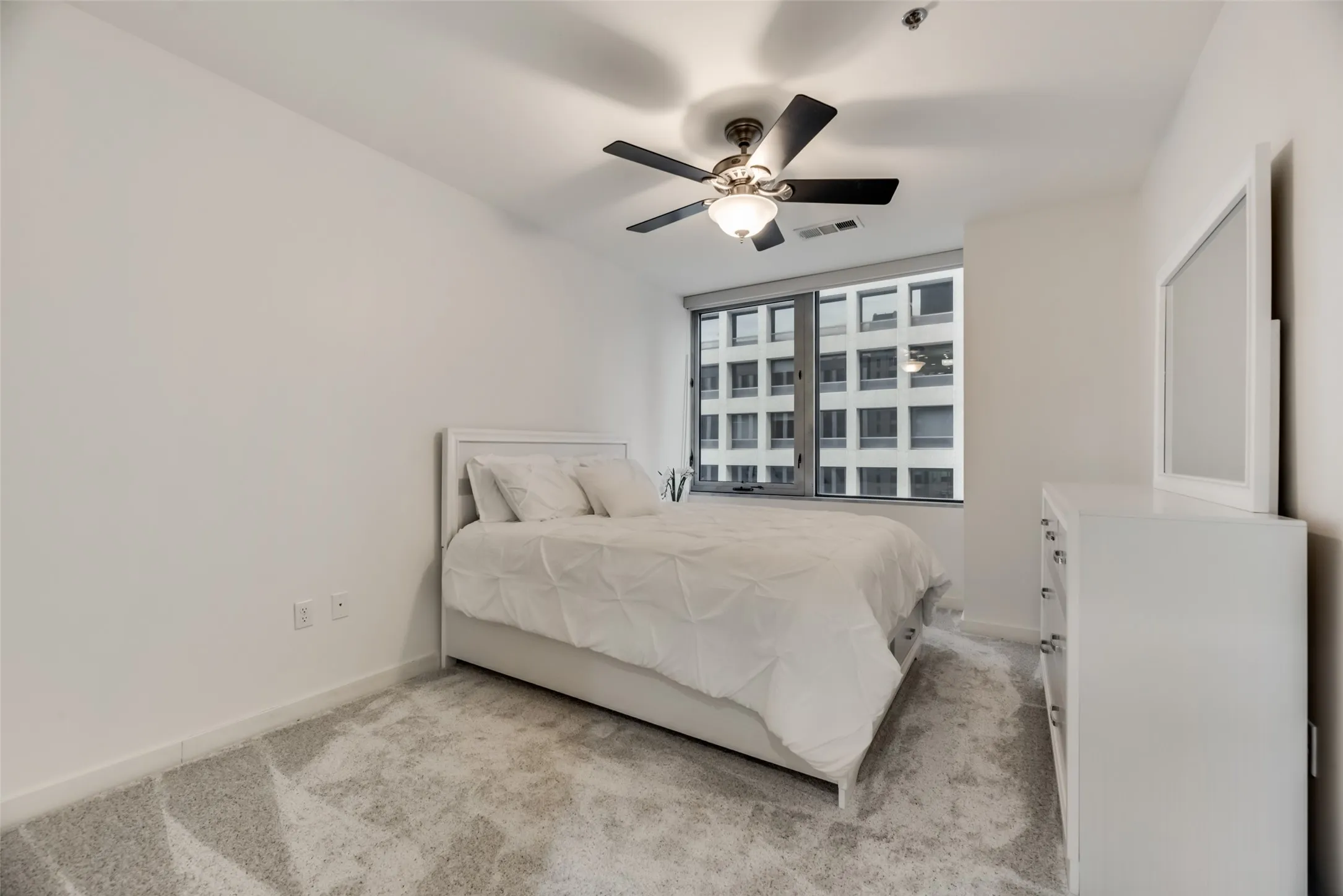 Condominium For Rent in Dallas County , 1200 Main Street 1007, Dallas, Texas 75202, 1 Bedroom, 1 Bathroom, 1 Garage spaces, 880 Sqft, built in 1974, mls#21339123, Real Estate Agent in Dallas, Homes For Rent in Dallas county, Homes For Rent in Dallas, Realtor in Dallas Texas, Real Estate Brokerage Independent Realty Texas, Luminita Cordes Realtor