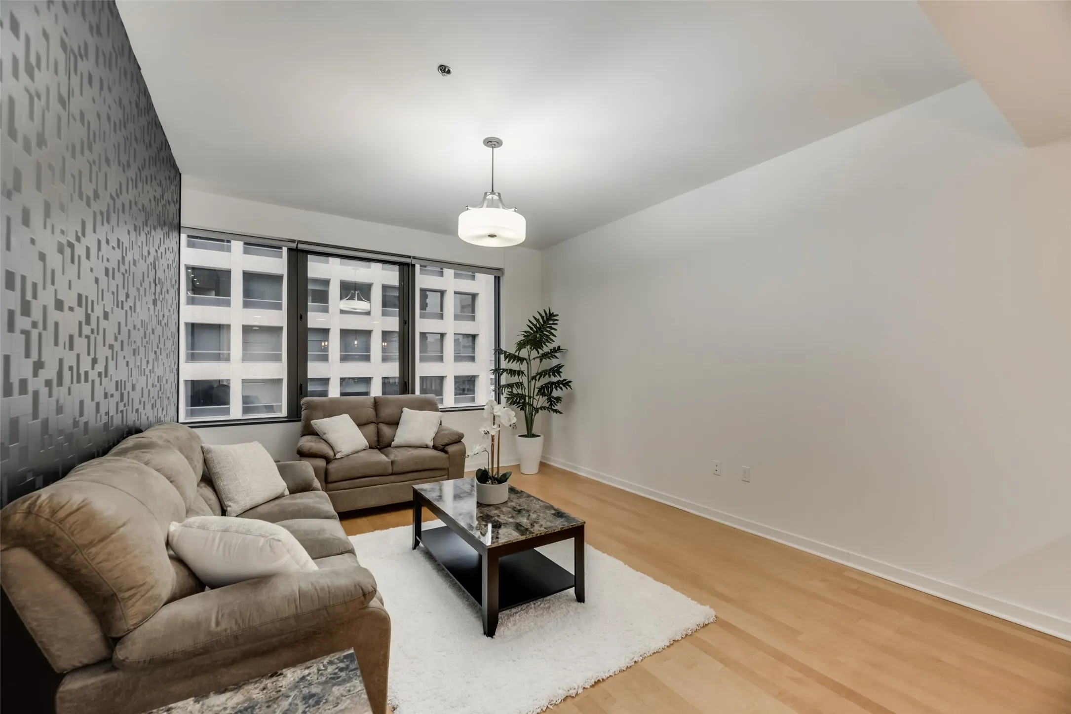 Condominium For Rent in Dallas County , 1200 Main Street 1007, Dallas, Texas 75202, 1 Bedroom, 1 Bathroom, 1 Garage spaces, 880 Sqft, built in 1974, mls#21339123, Real Estate Agent in Dallas, Homes For Rent in Dallas county, Homes For Rent in Dallas, Realtor in Dallas Texas, Real Estate Brokerage Independent Realty Texas, Luminita Cordes Realtor