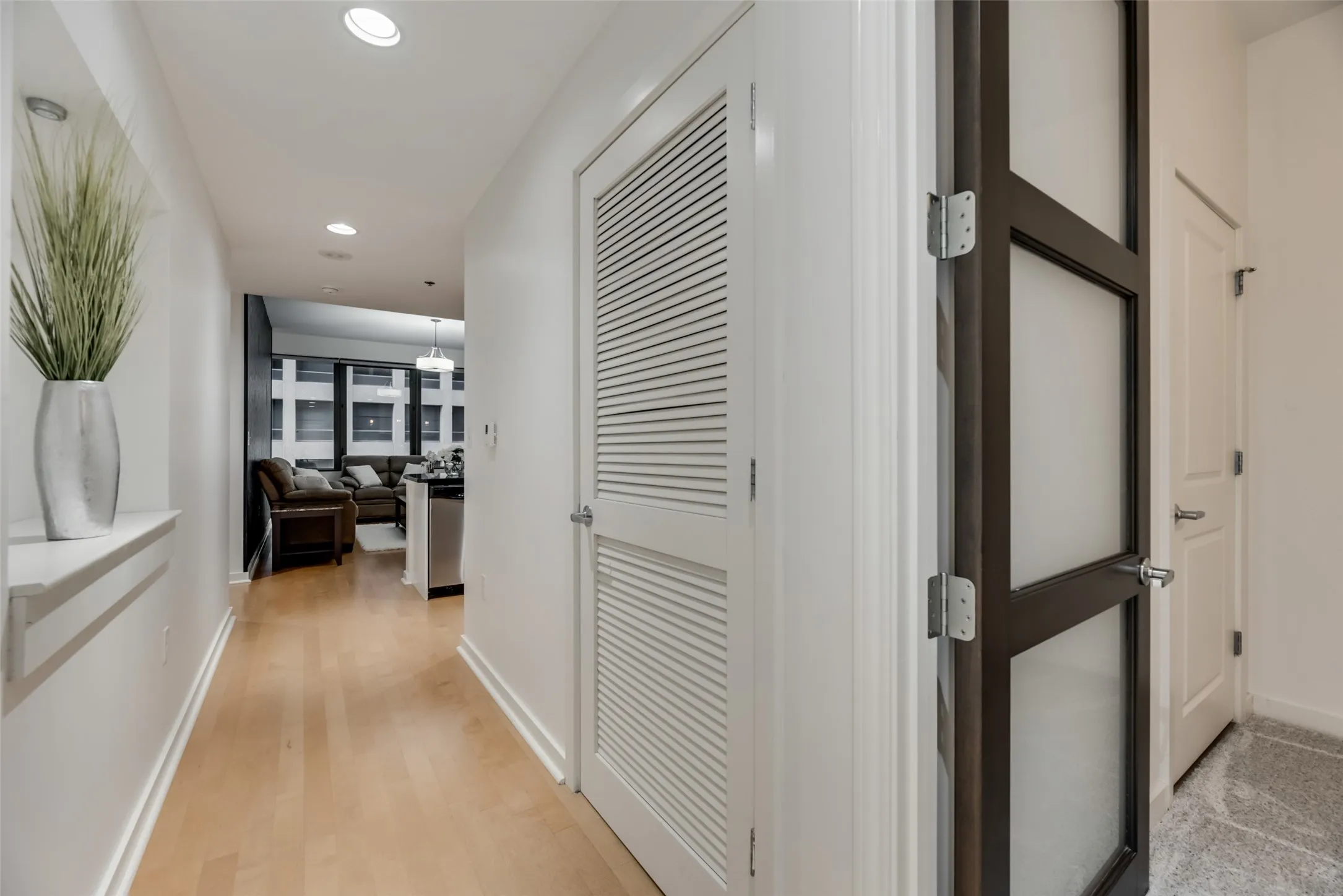 Condominium For Rent in Dallas County , 1200 Main Street 1007, Dallas, Texas 75202, 1 Bedroom, 1 Bathroom, 1 Garage spaces, 880 Sqft, built in 1974, mls#21339123, Real Estate Agent in Dallas, Homes For Rent in Dallas county, Homes For Rent in Dallas, Realtor in Dallas Texas, Real Estate Brokerage Independent Realty Texas, Luminita Cordes Realtor
