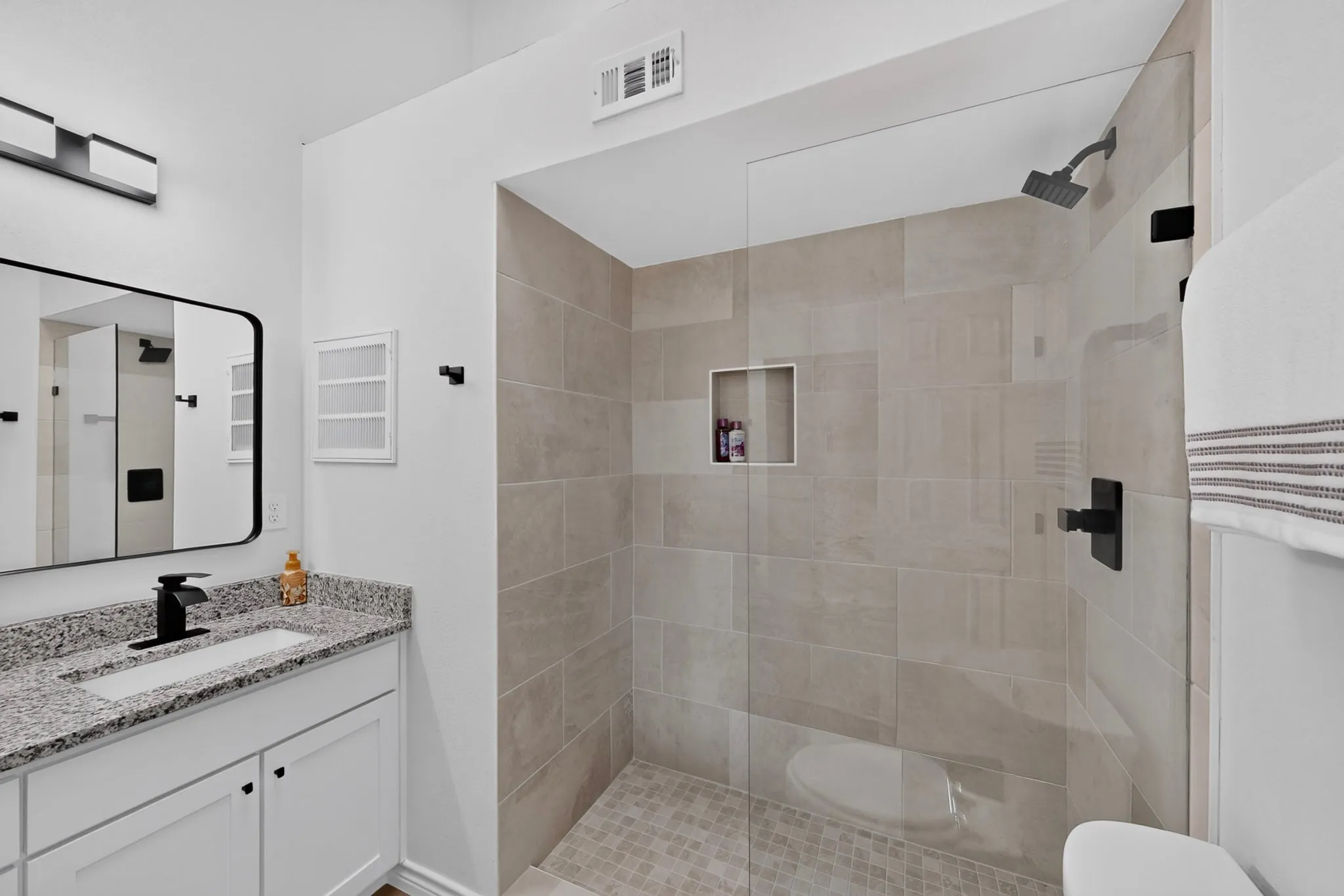 Condominium For Sale in Dallas County , 5325 Bent Tree Forest Drive 2214, Dallas, Texas 75248, 1 Bedroom, 2 Bathroom, 1 Garage spaces, 1,028 Sqft, built in 1983, mls#21342951, Real Estate Agent in Dallas, Homes For Sale in Dallas county, Homes For Sale in Dallas, Realtor in Dallas Texas, Real Estate Brokerage Independent Realty Texas, Luminita Cordes Realtor