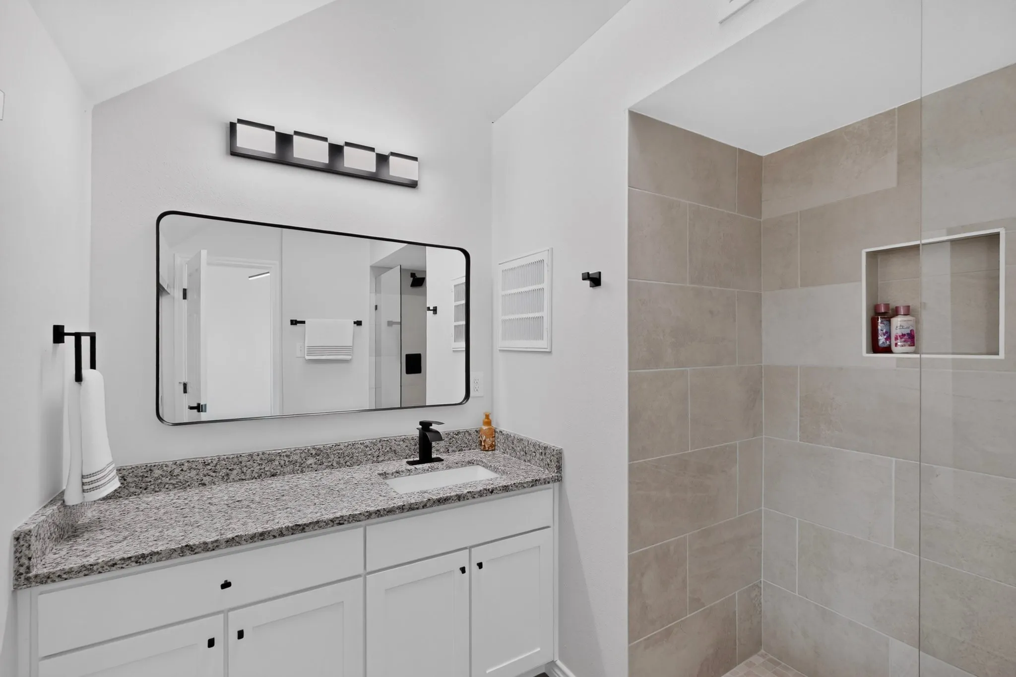 Condominium For Sale in Dallas County , 5325 Bent Tree Forest Drive 2214, Dallas, Texas 75248, 1 Bedroom, 2 Bathroom, 1 Garage spaces, 1,028 Sqft, built in 1983, mls#21342951, Real Estate Agent in Dallas, Homes For Sale in Dallas county, Homes For Sale in Dallas, Realtor in Dallas Texas, Real Estate Brokerage Independent Realty Texas, Luminita Cordes Realtor