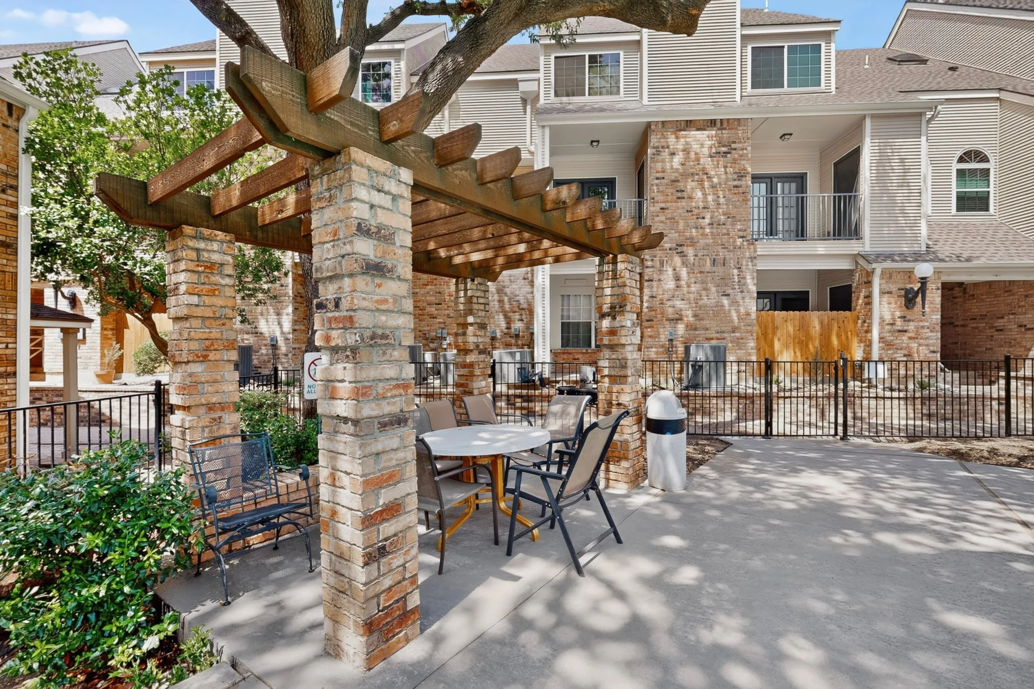 Condominium For Sale in Dallas County , 5325 Bent Tree Forest Drive 2214, Dallas, Texas 75248, 1 Bedroom, 2 Bathroom, 1 Garage spaces, 1,028 Sqft, built in 1983, mls#21342951, Real Estate Agent in Dallas, Homes For Sale in Dallas county, Homes For Sale in Dallas, Realtor in Dallas Texas, Real Estate Brokerage Independent Realty Texas, Luminita Cordes Realtor