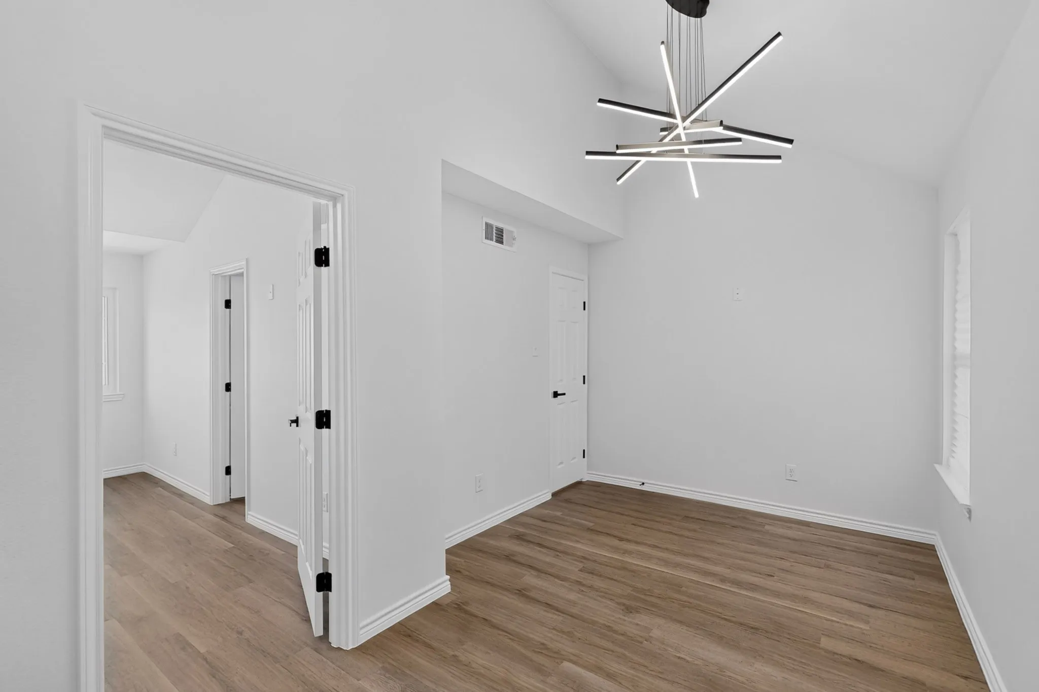 Condominium For Sale in Dallas County , 5325 Bent Tree Forest Drive 2214, Dallas, Texas 75248, 1 Bedroom, 2 Bathroom, 1 Garage spaces, 1,028 Sqft, built in 1983, mls#21342951, Real Estate Agent in Dallas, Homes For Sale in Dallas county, Homes For Sale in Dallas, Realtor in Dallas Texas, Real Estate Brokerage Independent Realty Texas, Luminita Cordes Realtor