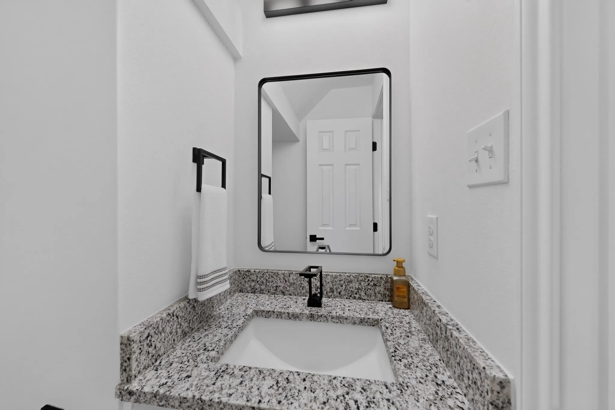 Condominium For Sale in Dallas County , 5325 Bent Tree Forest Drive 2214, Dallas, Texas 75248, 1 Bedroom, 2 Bathroom, 1 Garage spaces, 1,028 Sqft, built in 1983, mls#21342951, Real Estate Agent in Dallas, Homes For Sale in Dallas county, Homes For Sale in Dallas, Realtor in Dallas Texas, Real Estate Brokerage Independent Realty Texas, Luminita Cordes Realtor