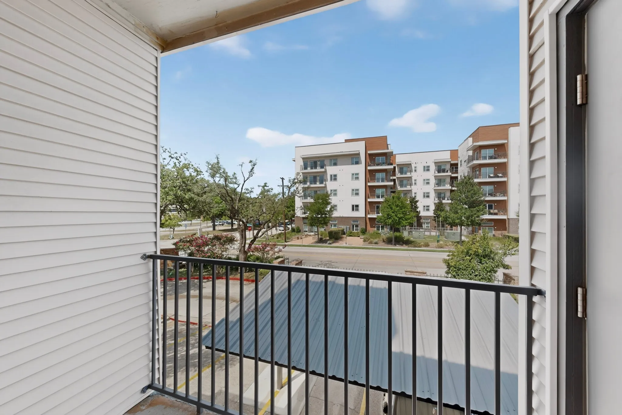 Condominium For Sale in Dallas County , 5325 Bent Tree Forest Drive 2214, Dallas, Texas 75248, 1 Bedroom, 2 Bathroom, 1 Garage spaces, 1,028 Sqft, built in 1983, mls#21342951, Real Estate Agent in Dallas, Homes For Sale in Dallas county, Homes For Sale in Dallas, Realtor in Dallas Texas, Real Estate Brokerage Independent Realty Texas, Luminita Cordes Realtor