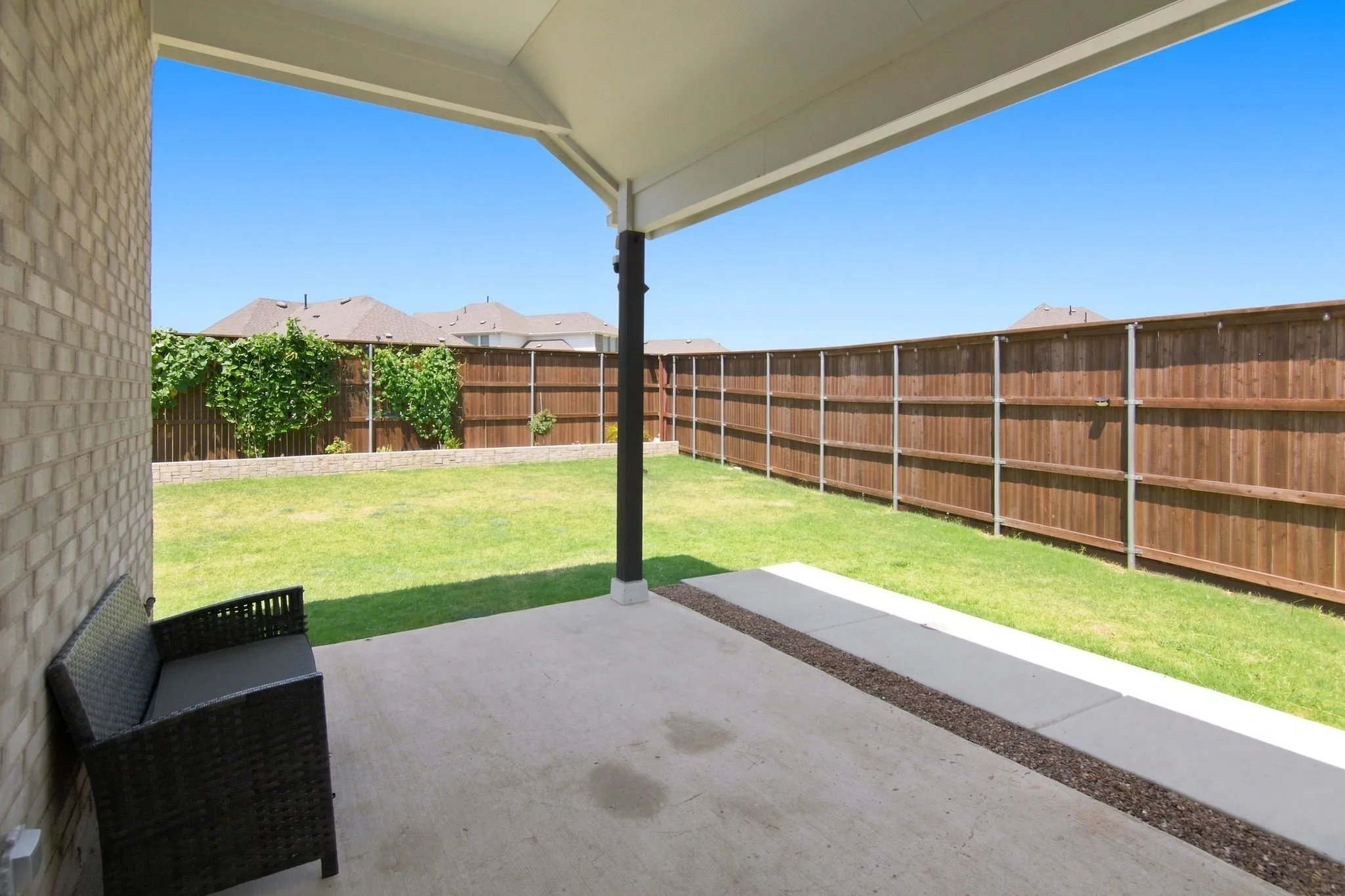 Covered concrete patio with a single support pillar