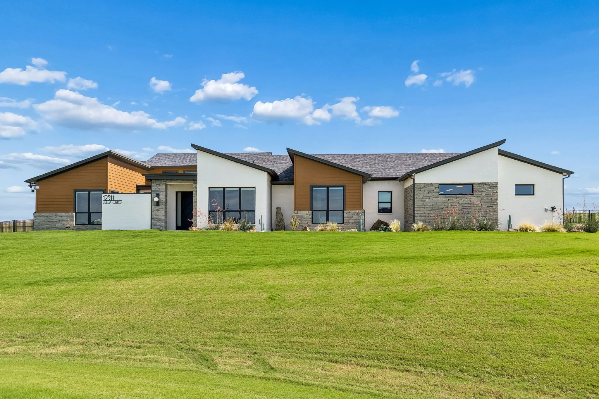 Single Family Residence For Sale in Tarrant County , 12311 Bella Cirro Drive, Fort Worth, Texas 76126, 4 Bedroom, 3 Bathroom, 3 Garage spaces, 3,369 Sqft, built in 2022, mls#21347662, Real Estate Agent in Fort Worth, Homes For Sale in Tarrant county, Homes For Sale in Fort Worth, Realtor in Fort Worth Texas, Real Estate Brokerage Independent Realty Texas, Luminita Cordes Realtor