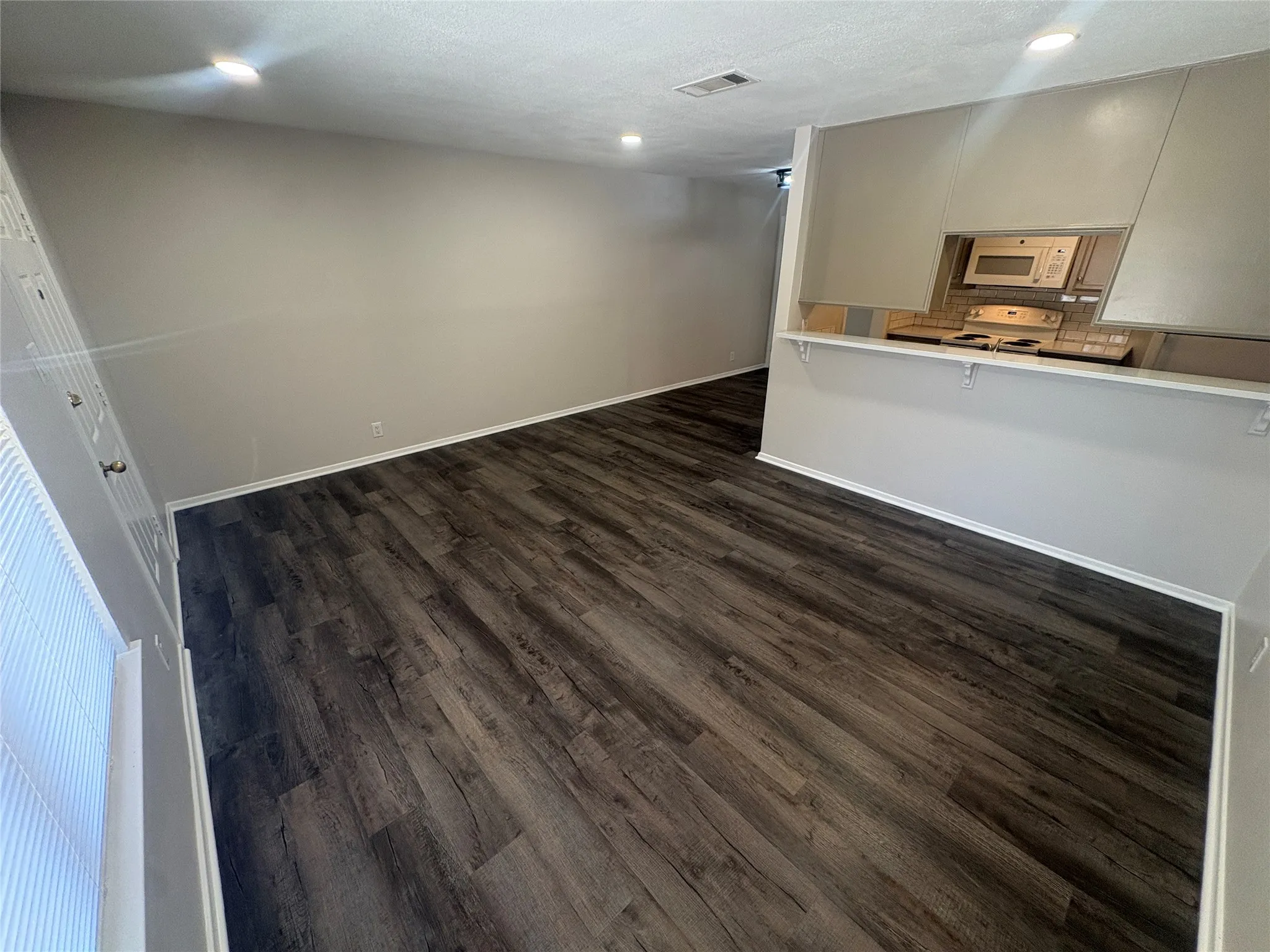 Condominium For Rent in Denton County , 904 N Austin Street, Denton, Texas 76201, 1 Bedroom, 1 Bathroom, Garage spaces, 697 Sqft, built in 1983, mls#21347671, Real Estate Agent in Denton, Homes For Rent in Denton county, Homes For Rent in Denton, Realtor in Denton Texas, Real Estate Brokerage Independent Realty Texas, Luminita Cordes Realtor
