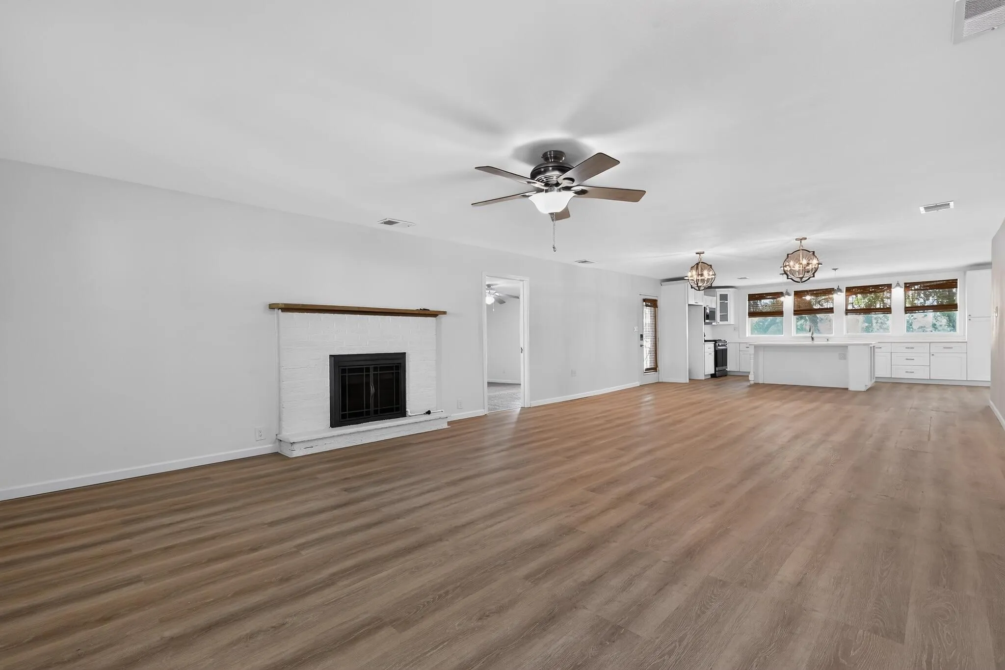 Single Family Residence For Sale in Brown County , 7228 Emerald Drive, Brownwood, Texas 76801, 3 Bedroom, 2 Bathroom, 2 Garage spaces, 1,891 Sqft, built in 1980, mls#21347670, Real Estate Agent in Brownwood, Homes For Sale in Brown county, Homes For Sale in Brownwood, Realtor in Brownwood Texas, Real Estate Brokerage Independent Realty Texas, Luminita Cordes Realtor