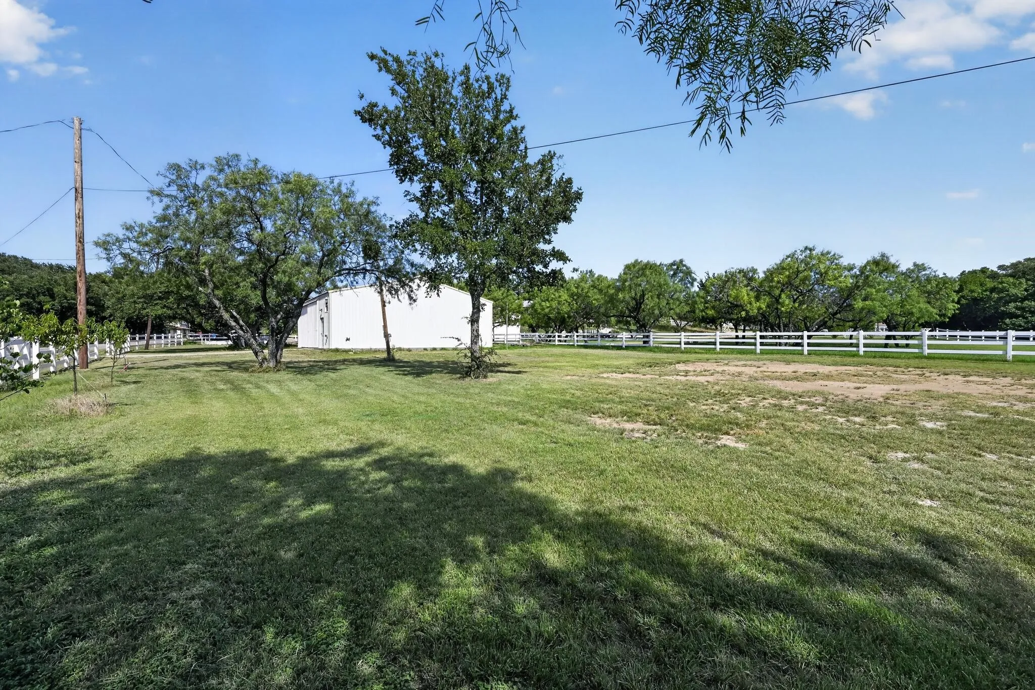 Single Family Residence For Sale in Brown County , 7228 Emerald Drive, Brownwood, Texas 76801, 3 Bedroom, 2 Bathroom, 2 Garage spaces, 1,891 Sqft, built in 1980, mls#21347670, Real Estate Agent in Brownwood, Homes For Sale in Brown county, Homes For Sale in Brownwood, Realtor in Brownwood Texas, Real Estate Brokerage Independent Realty Texas, Luminita Cordes Realtor