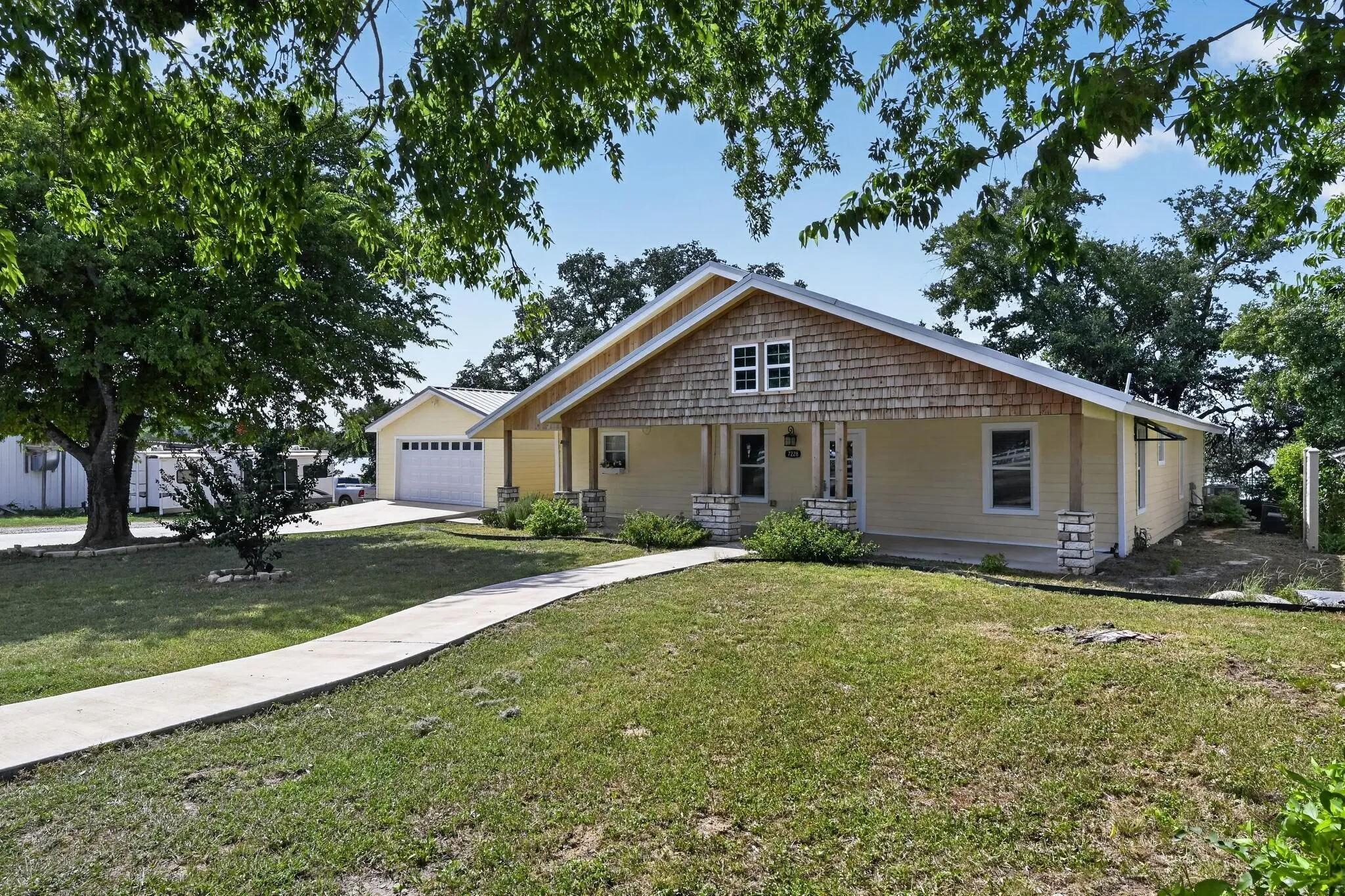Single Family Residence For Sale in Brown County , 7228 Emerald Drive, Brownwood, Texas 76801, 3 Bedroom, 2 Bathroom, 2 Garage spaces, 1,891 Sqft, built in 1980, mls#21347670, Real Estate Agent in Brownwood, Homes For Sale in Brown county, Homes For Sale in Brownwood, Realtor in Brownwood Texas, Real Estate Brokerage Independent Realty Texas, Luminita Cordes Realtor