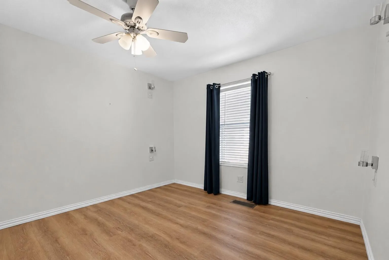 Single Family Residence For Sale in Brown County , 7228 Emerald Drive, Brownwood, Texas 76801, 3 Bedroom, 2 Bathroom, 2 Garage spaces, 1,891 Sqft, built in 1980, mls#21347670, Real Estate Agent in Brownwood, Homes For Sale in Brown county, Homes For Sale in Brownwood, Realtor in Brownwood Texas, Real Estate Brokerage Independent Realty Texas, Luminita Cordes Realtor