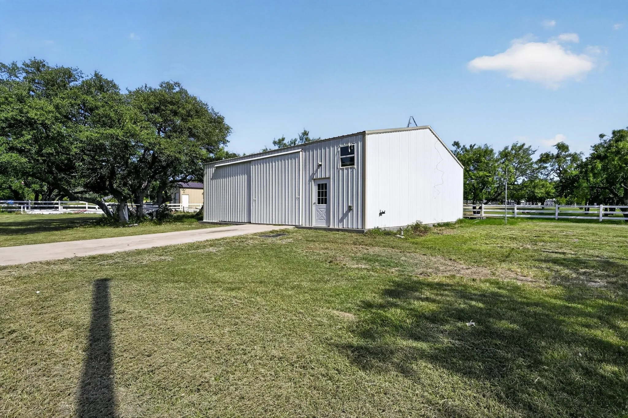 Single Family Residence For Sale in Brown County , 7228 Emerald Drive, Brownwood, Texas 76801, 3 Bedroom, 2 Bathroom, 2 Garage spaces, 1,891 Sqft, built in 1980, mls#21347670, Real Estate Agent in Brownwood, Homes For Sale in Brown county, Homes For Sale in Brownwood, Realtor in Brownwood Texas, Real Estate Brokerage Independent Realty Texas, Luminita Cordes Realtor