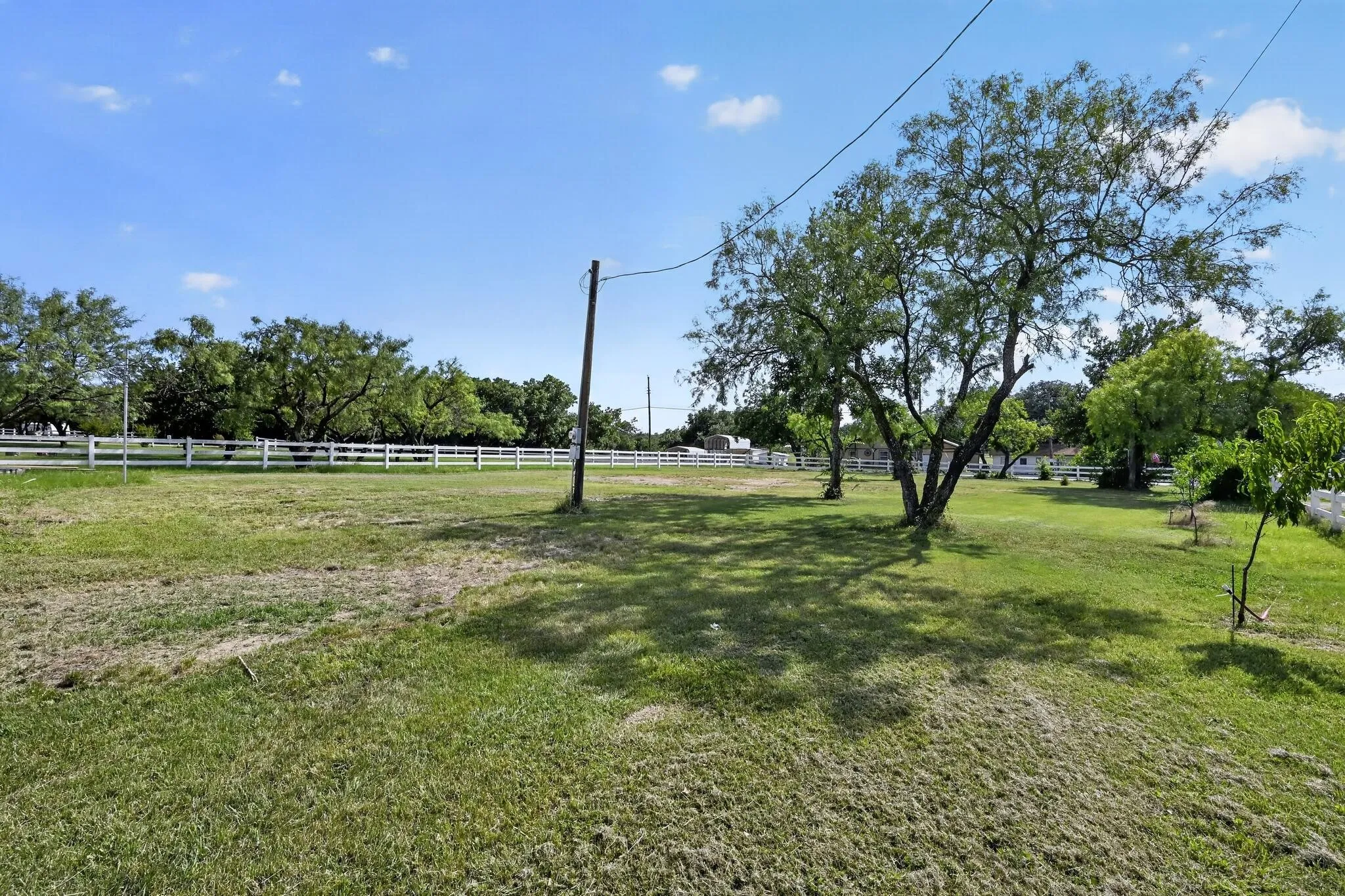 Single Family Residence For Sale in Brown County , 7228 Emerald Drive, Brownwood, Texas 76801, 3 Bedroom, 2 Bathroom, 2 Garage spaces, 1,891 Sqft, built in 1980, mls#21347670, Real Estate Agent in Brownwood, Homes For Sale in Brown county, Homes For Sale in Brownwood, Realtor in Brownwood Texas, Real Estate Brokerage Independent Realty Texas, Luminita Cordes Realtor