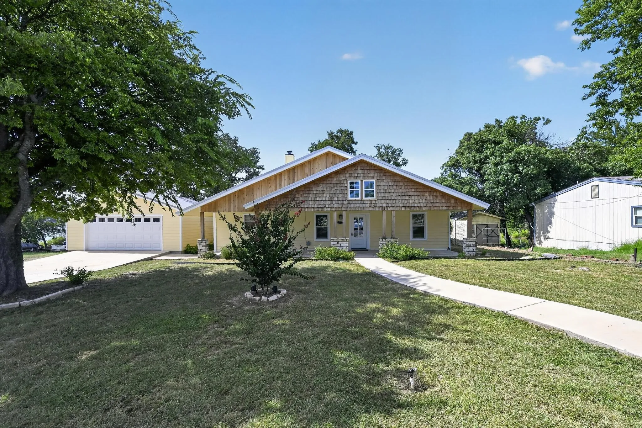Single Family Residence For Sale in Brown County , 7228 Emerald Drive, Brownwood, Texas 76801, 3 Bedroom, 2 Bathroom, 2 Garage spaces, 1,891 Sqft, built in 1980, mls#21347670, Real Estate Agent in Brownwood, Homes For Sale in Brown county, Homes For Sale in Brownwood, Realtor in Brownwood Texas, Real Estate Brokerage Independent Realty Texas, Luminita Cordes Realtor