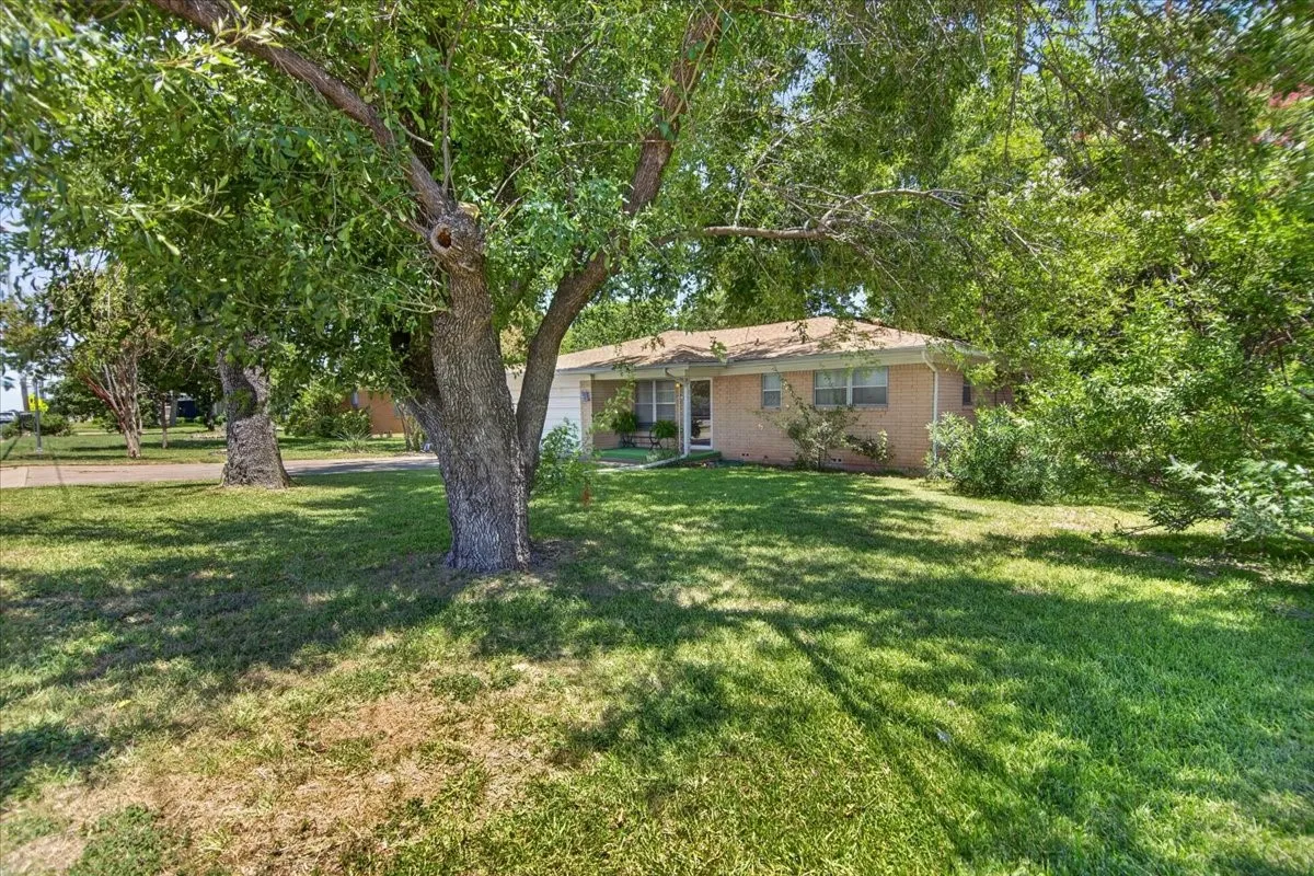 Single Family Residence For Sale in Mc Lennan County , 307 Estates Drive, Woodway, Texas 76712, 3 Bedroom, 2 Bathroom, 2 Garage spaces, 1,318 Sqft, built in 1959, mls#21347516, Real Estate Agent in Woodway, Homes For Sale in Mc Lennan county, Homes For Sale in Woodway, Realtor in Woodway Texas, Real Estate Brokerage Independent Realty Texas, Luminita Cordes Realtor