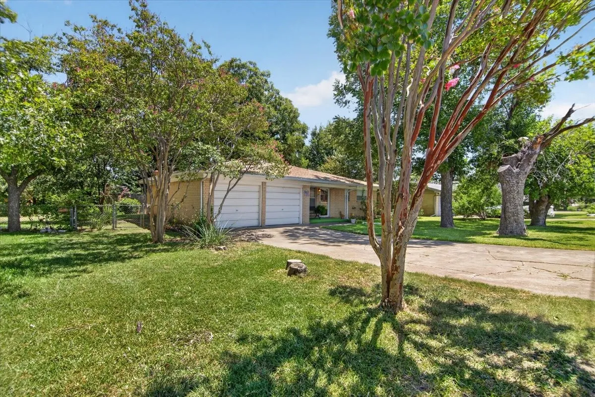 Single Family Residence For Sale in Mc Lennan County , 307 Estates Drive, Woodway, Texas 76712, 3 Bedroom, 2 Bathroom, 2 Garage spaces, 1,318 Sqft, built in 1959, mls#21347516, Real Estate Agent in Woodway, Homes For Sale in Mc Lennan county, Homes For Sale in Woodway, Realtor in Woodway Texas, Real Estate Brokerage Independent Realty Texas, Luminita Cordes Realtor