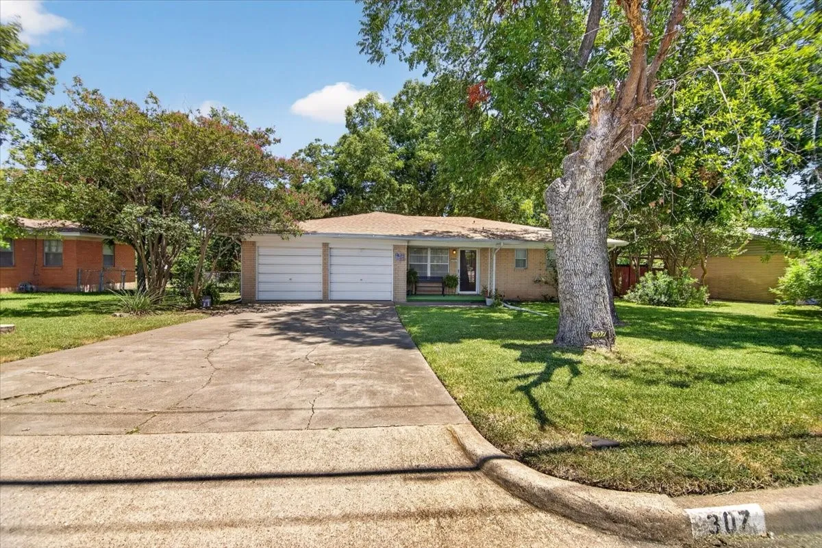 Single Family Residence For Sale in Mc Lennan County , 307 Estates Drive, Woodway, Texas 76712, 3 Bedroom, 2 Bathroom, 2 Garage spaces, 1,318 Sqft, built in 1959, mls#21347516, Real Estate Agent in Woodway, Homes For Sale in Mc Lennan county, Homes For Sale in Woodway, Realtor in Woodway Texas, Real Estate Brokerage Independent Realty Texas, Luminita Cordes Realtor