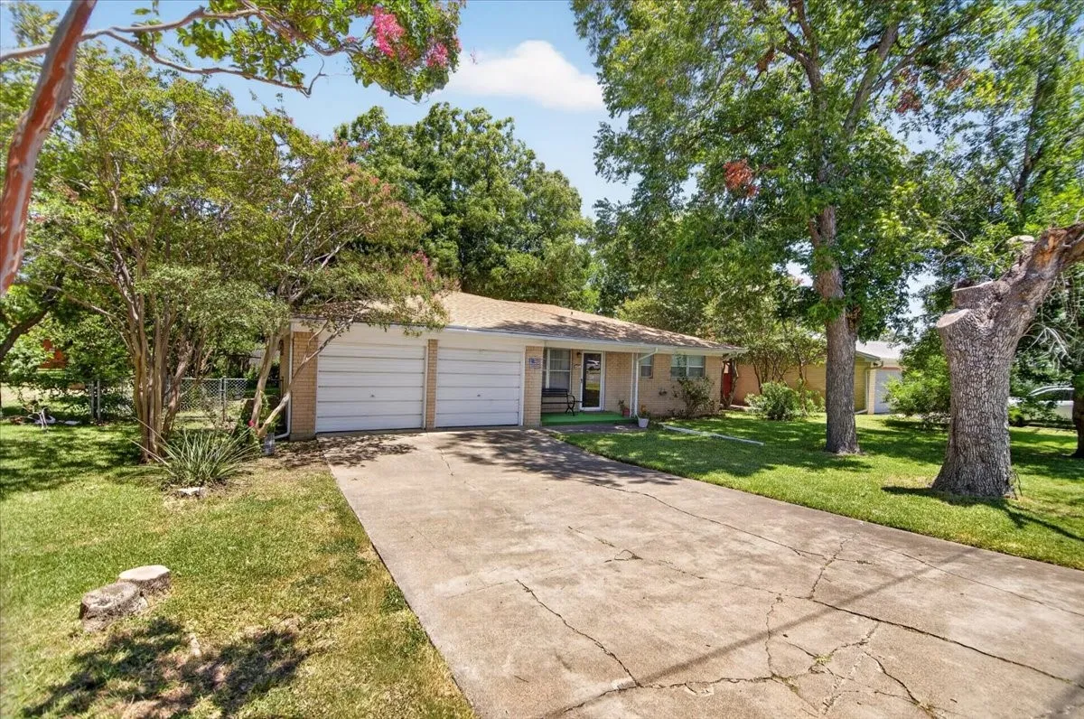 Single Family Residence For Sale in Mc Lennan County , 307 Estates Drive, Woodway, Texas 76712, 3 Bedroom, 2 Bathroom, 2 Garage spaces, 1,318 Sqft, built in 1959, mls#21347516, Real Estate Agent in Woodway, Homes For Sale in Mc Lennan county, Homes For Sale in Woodway, Realtor in Woodway Texas, Real Estate Brokerage Independent Realty Texas, Luminita Cordes Realtor
