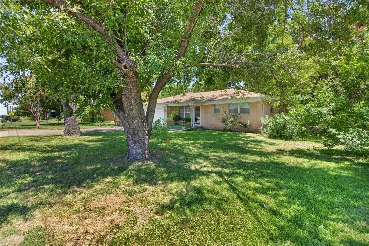 Single Family Residence For Sale in Mc Lennan County , 307 Estates Drive, Woodway, Texas 76712, 3 Bedroom, 2 Bathroom, 2 Garage spaces, 1,318 Sqft, built in 1959, mls#21347516, Real Estate Agent in Woodway, Homes For Sale in Mc Lennan county, Homes For Sale in Woodway, Realtor in Woodway Texas, Real Estate Brokerage Independent Realty Texas, Luminita Cordes Realtor