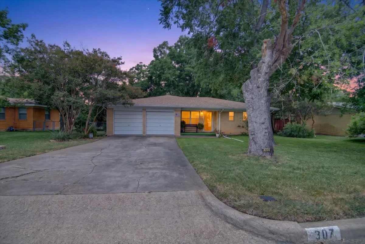 Single Family Residence For Sale in Mc Lennan County , 307 Estates Drive, Woodway, Texas 76712, 3 Bedroom, 2 Bathroom, 2 Garage spaces, 1,318 Sqft, built in 1959, mls#21347516, Real Estate Agent in Woodway, Homes For Sale in Mc Lennan county, Homes For Sale in Woodway, Realtor in Woodway Texas, Real Estate Brokerage Independent Realty Texas, Luminita Cordes Realtor
