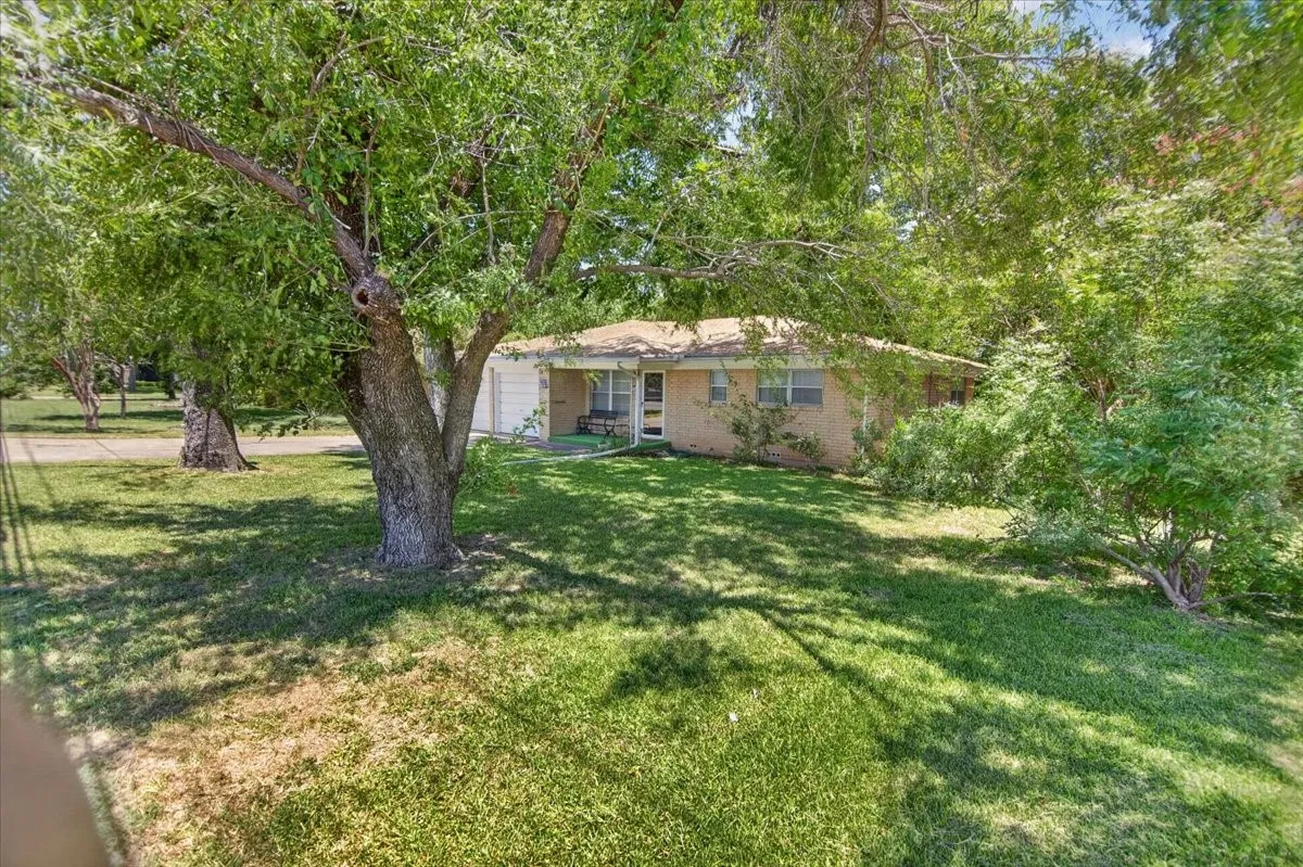 Single Family Residence For Sale in Mc Lennan County , 307 Estates Drive, Woodway, Texas 76712, 3 Bedroom, 2 Bathroom, 2 Garage spaces, 1,318 Sqft, built in 1959, mls#21347516, Real Estate Agent in Woodway, Homes For Sale in Mc Lennan county, Homes For Sale in Woodway, Realtor in Woodway Texas, Real Estate Brokerage Independent Realty Texas, Luminita Cordes Realtor