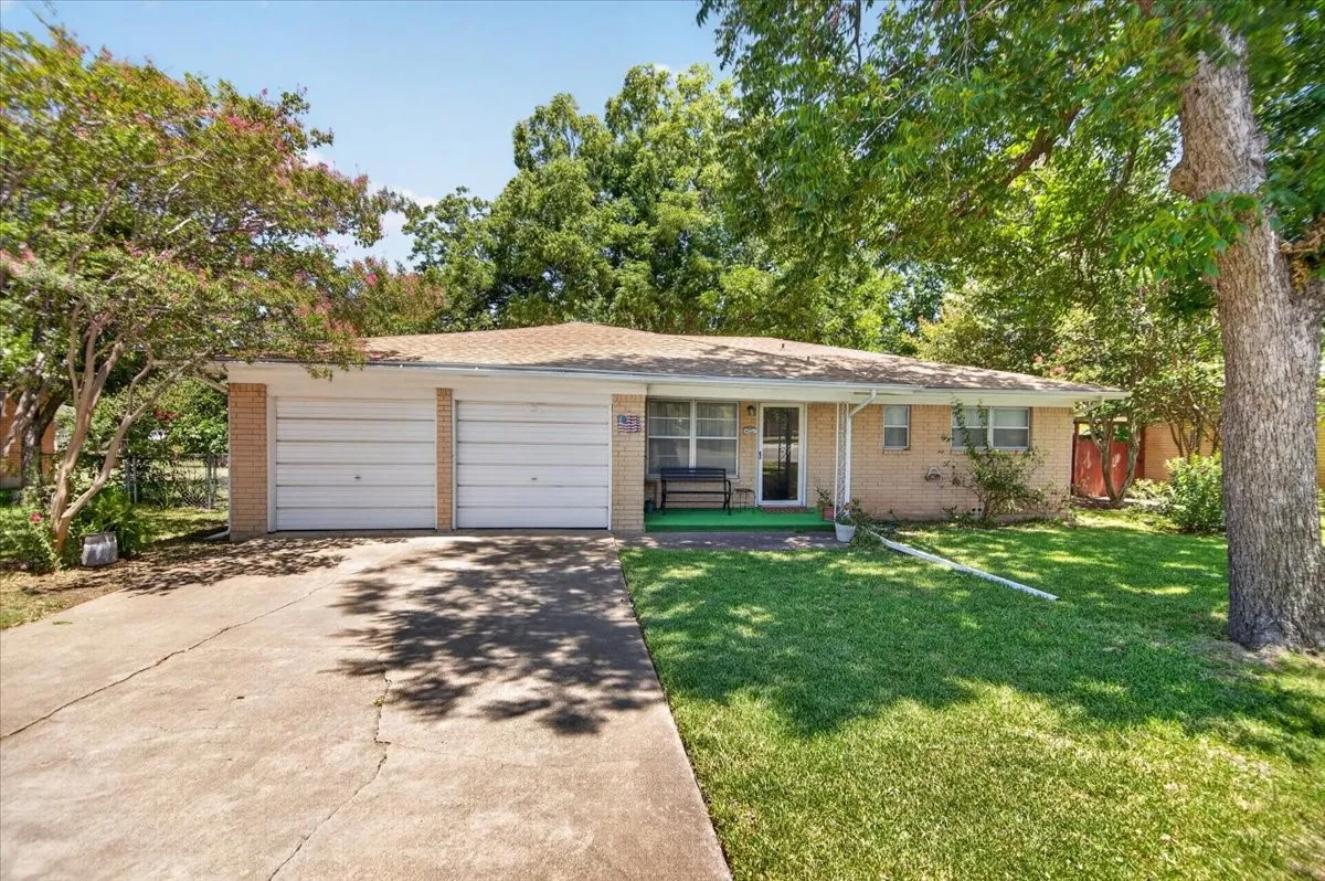 Single Family Residence For Sale in Mc Lennan County , 307 Estates Drive, Woodway, Texas 76712, 3 Bedroom, 2 Bathroom, 2 Garage spaces, 1,318 Sqft, built in 1959, mls#21347516, Real Estate Agent in Woodway, Homes For Sale in Mc Lennan county, Homes For Sale in Woodway, Realtor in Woodway Texas, Real Estate Brokerage Independent Realty Texas, Luminita Cordes Realtor