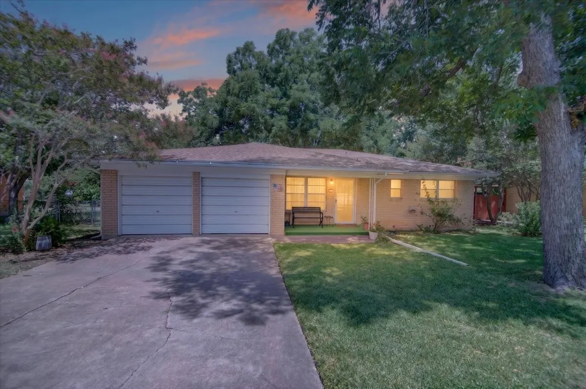 Single Family Residence For Sale in Mc Lennan County , 307 Estates Drive, Woodway, Texas 76712, 3 Bedroom, 2 Bathroom, 2 Garage spaces, 1,318 Sqft, built in 1959, mls#21347516, Real Estate Agent in Woodway, Homes For Sale in Mc Lennan county, Homes For Sale in Woodway, Realtor in Woodway Texas, Real Estate Brokerage Independent Realty Texas, Luminita Cordes Realtor