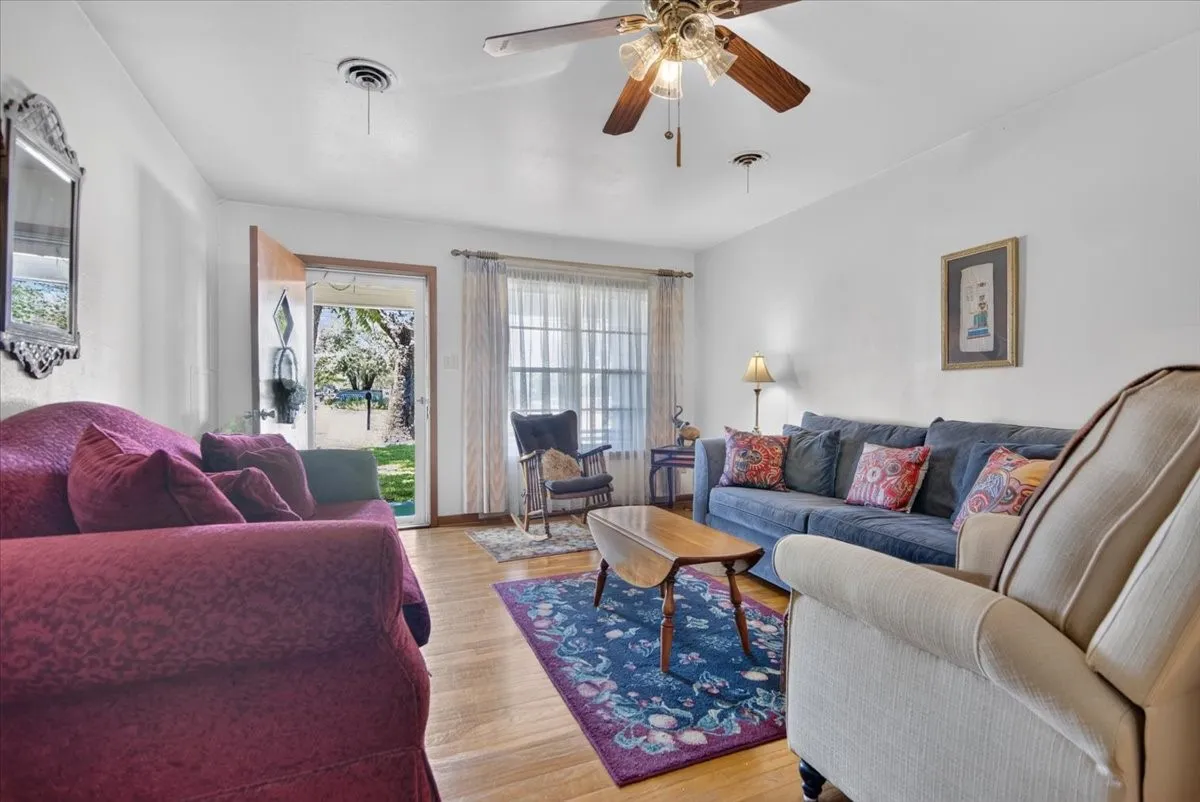 Single Family Residence For Sale in Mc Lennan County , 307 Estates Drive, Woodway, Texas 76712, 3 Bedroom, 2 Bathroom, 2 Garage spaces, 1,318 Sqft, built in 1959, mls#21347516, Real Estate Agent in Woodway, Homes For Sale in Mc Lennan county, Homes For Sale in Woodway, Realtor in Woodway Texas, Real Estate Brokerage Independent Realty Texas, Luminita Cordes Realtor