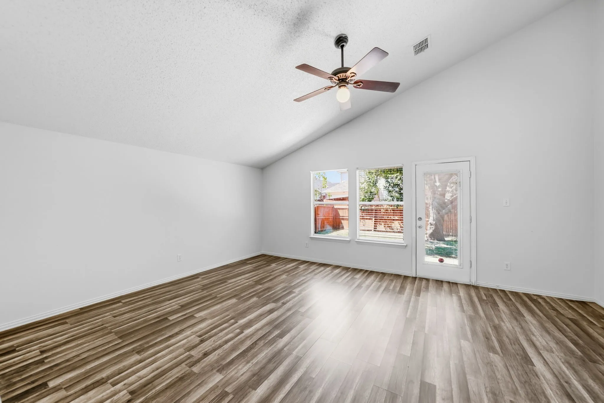 Single Family Residence For Sale in Collin County , 5228 Boxwood Lane, Mc Kinney, Texas 75070, 3 Bedroom, 2 Bathroom, 2 Garage spaces, 1,955 Sqft, built in 1999, mls#21338562, Real Estate Agent in Mc Kinney, Homes For Sale in Collin county, Homes For Sale in Mc Kinney, Realtor in Mc Kinney Texas, Real Estate Brokerage Independent Realty Texas, Luminita Cordes Realtor