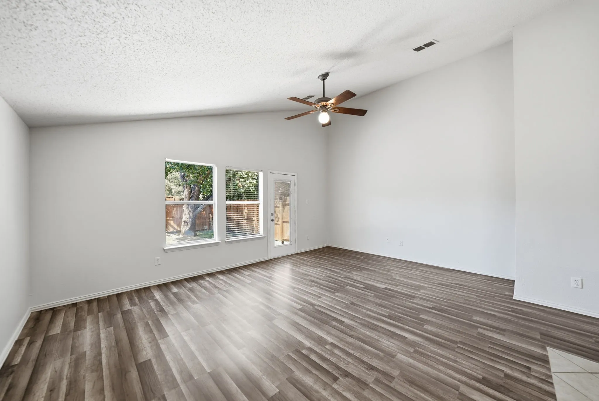Single Family Residence For Sale in Collin County , 5228 Boxwood Lane, Mc Kinney, Texas 75070, 3 Bedroom, 2 Bathroom, 2 Garage spaces, 1,955 Sqft, built in 1999, mls#21338562, Real Estate Agent in Mc Kinney, Homes For Sale in Collin county, Homes For Sale in Mc Kinney, Realtor in Mc Kinney Texas, Real Estate Brokerage Independent Realty Texas, Luminita Cordes Realtor