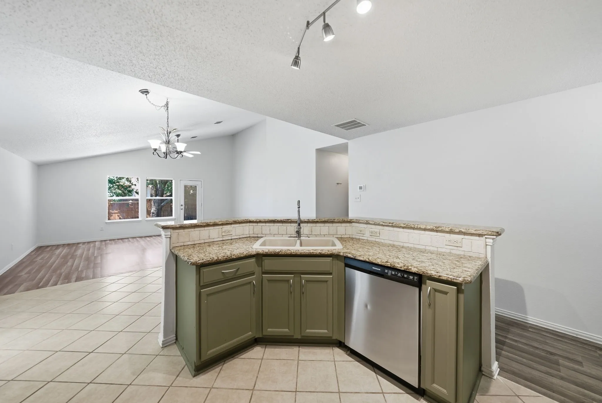 Single Family Residence For Sale in Collin County , 5228 Boxwood Lane, Mc Kinney, Texas 75070, 3 Bedroom, 2 Bathroom, 2 Garage spaces, 1,955 Sqft, built in 1999, mls#21338562, Real Estate Agent in Mc Kinney, Homes For Sale in Collin county, Homes For Sale in Mc Kinney, Realtor in Mc Kinney Texas, Real Estate Brokerage Independent Realty Texas, Luminita Cordes Realtor