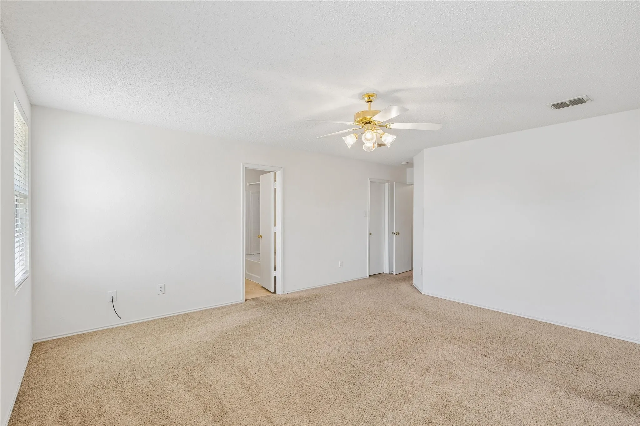 Single Family Residence For Sale in Tarrant County , 5160 Gold Basin Road, Fort Worth, Texas 76179, 3 Bedroom, 2 Bathroom, 2 Garage spaces, 1,920 Sqft, built in 2004, mls#21347686, Real Estate Agent in Fort Worth, Homes For Sale in Tarrant county, Homes For Sale in Fort Worth, Realtor in Fort Worth Texas, Real Estate Brokerage Independent Realty Texas, Luminita Cordes Realtor