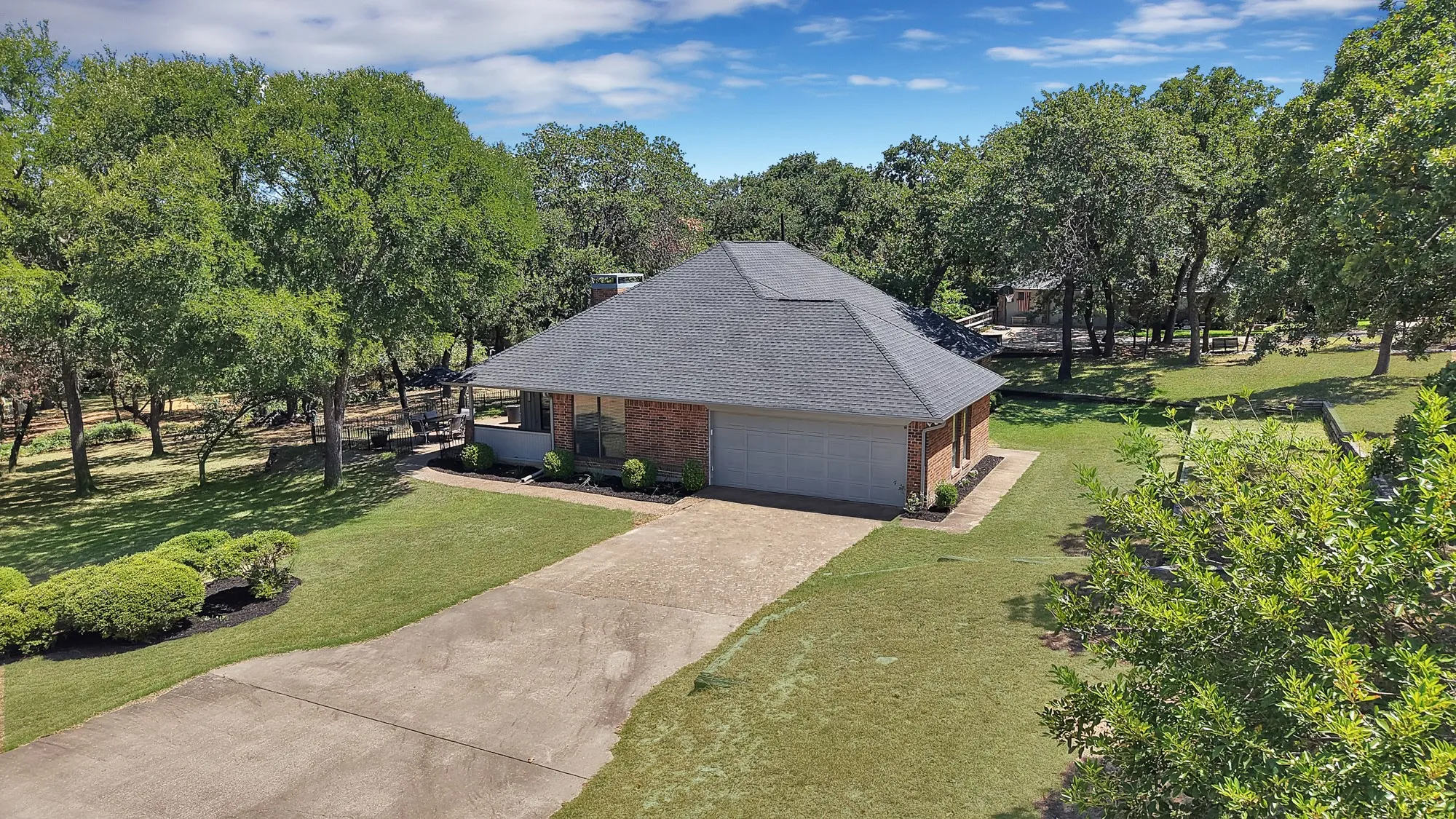 Single Family Residence For Sale in Parker County , 113 Cottonwood Court, Hudson Oaks, Texas 76087, 3 Bedroom, 2 Bathroom, 2 Garage spaces, 1,889 Sqft, built in 1986, mls#21346477, Real Estate Agent in Hudson Oaks, Homes For Sale in Parker county, Homes For Sale in Hudson Oaks, Realtor in Hudson Oaks Texas, Real Estate Brokerage Independent Realty Texas, Luminita Cordes Realtor