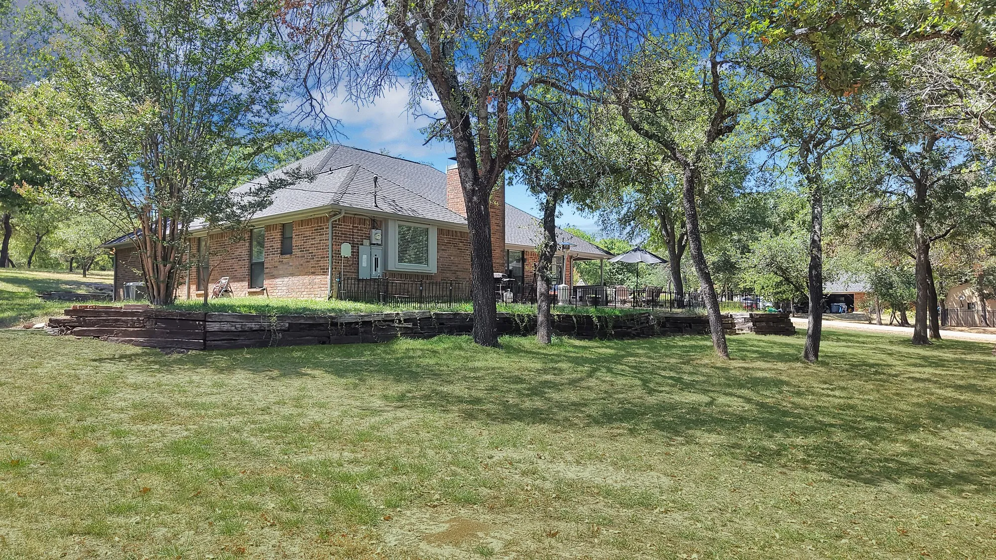 Single Family Residence For Sale in Parker County , 113 Cottonwood Court, Hudson Oaks, Texas 76087, 3 Bedroom, 2 Bathroom, 2 Garage spaces, 1,889 Sqft, built in 1986, mls#21346477, Real Estate Agent in Hudson Oaks, Homes For Sale in Parker county, Homes For Sale in Hudson Oaks, Realtor in Hudson Oaks Texas, Real Estate Brokerage Independent Realty Texas, Luminita Cordes Realtor
